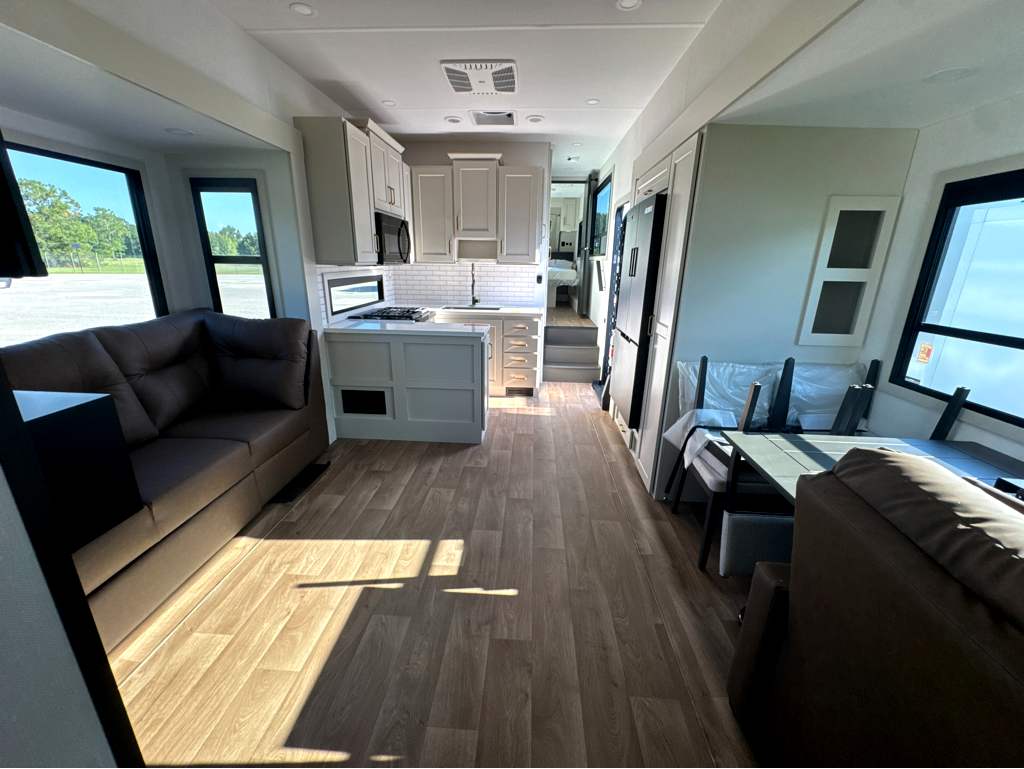 2027 GRAND DESIGN INFLUENCE 3804DS - Image 20