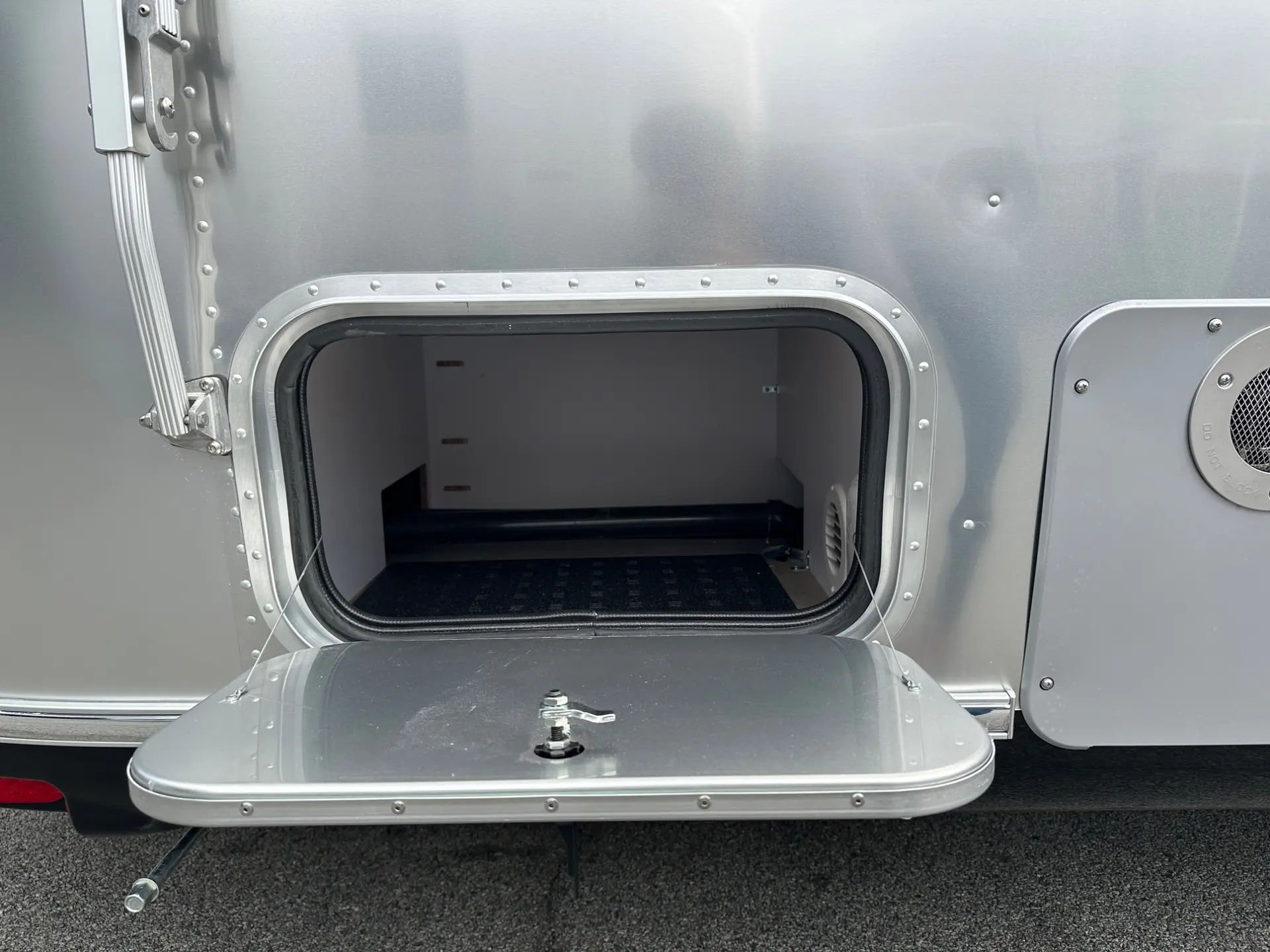 2027 Airstream Flying Cloud 30FB Bunk - Image 5