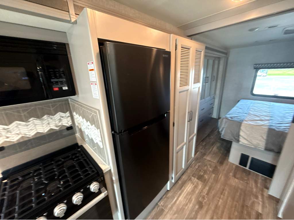 2022 Thor Motor Coach HURRICANE 34R - Image 19