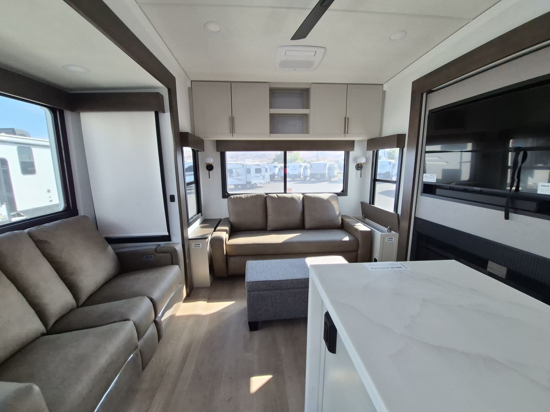 2027 Alliance RV Paradigm 340RL - Image 16