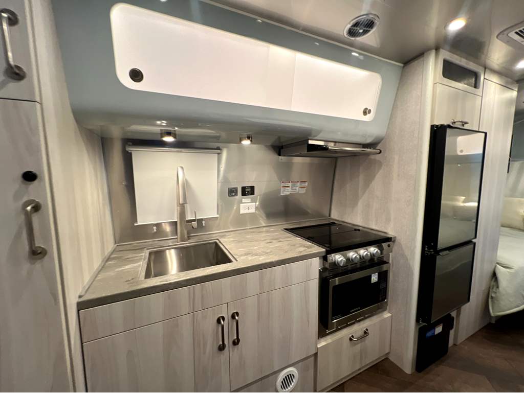 2027 AIRSTREAM INTERNATIONAL 23FBT - Image 8