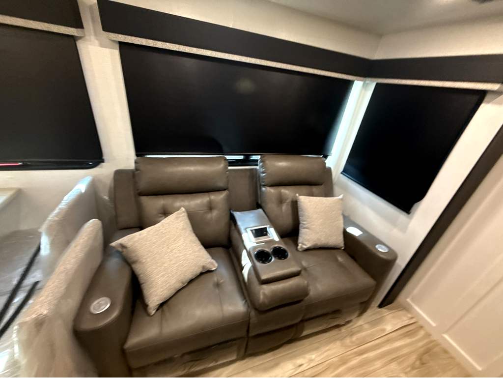 2027 VENTURE RV SPORTTREK 354VBH - Image 21