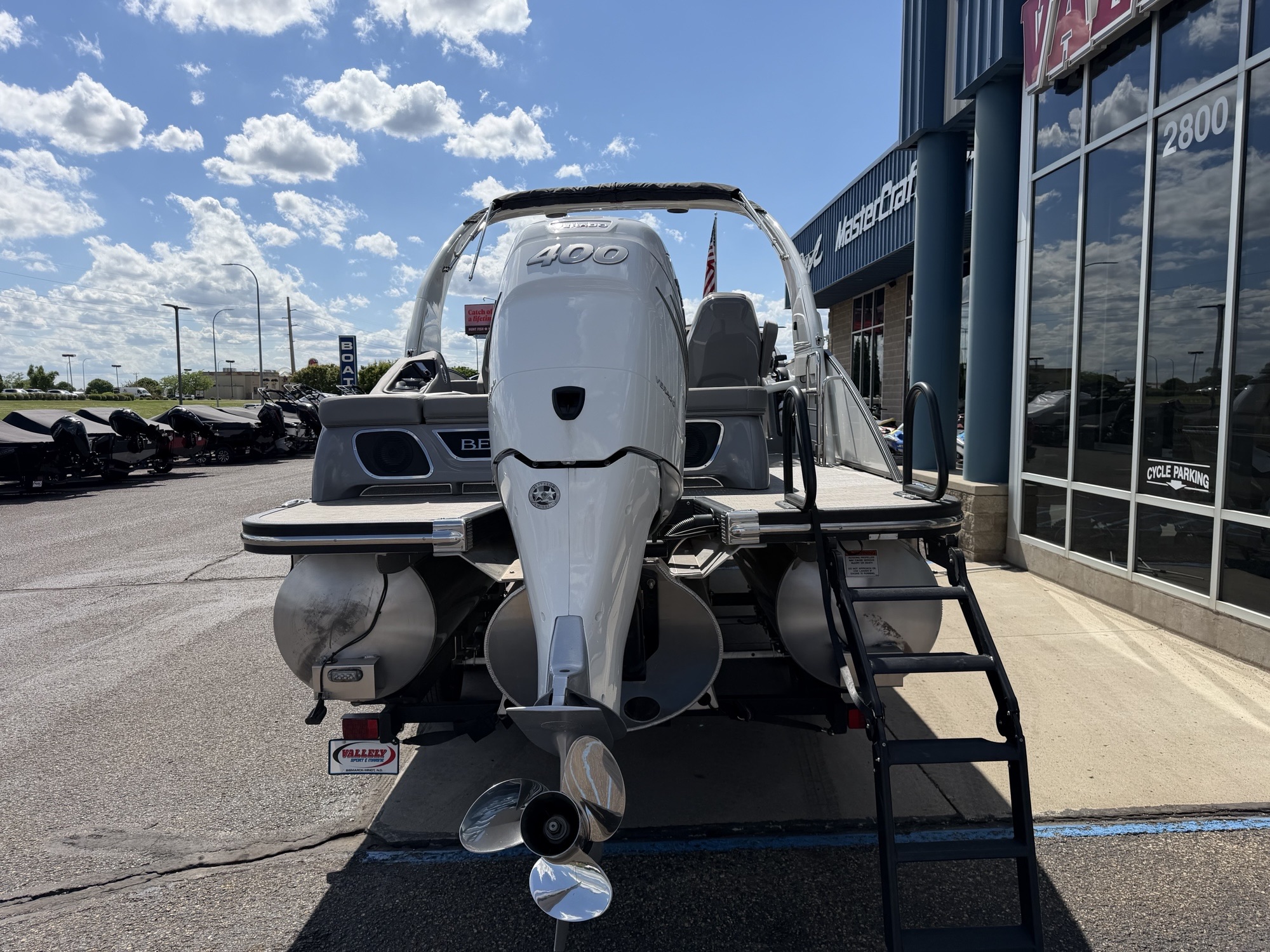 2023 Bennington 25QSBA Swingback with Power Arch - Image 13