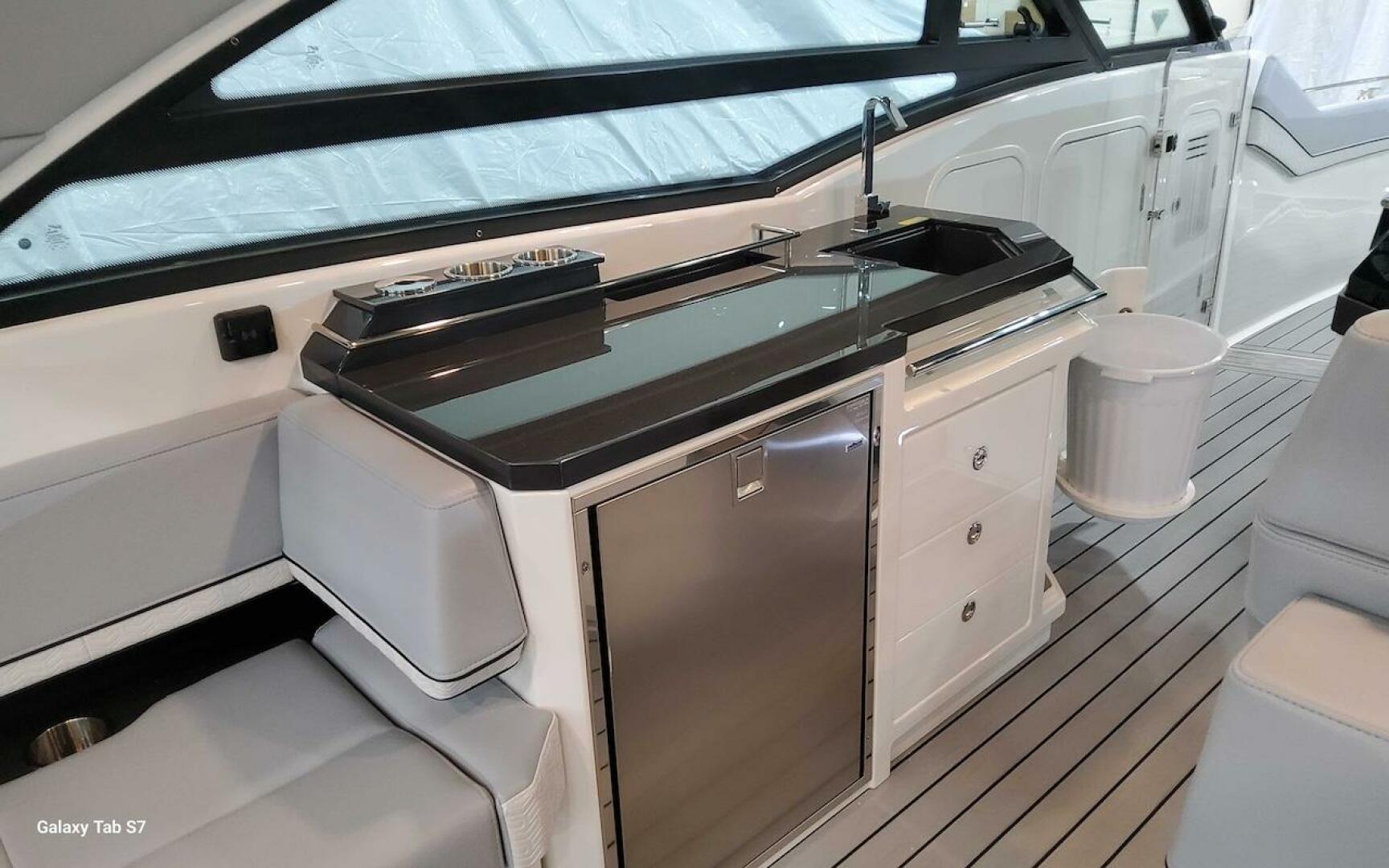 2024 Formula 430 Super Sport Crossover - Image 23