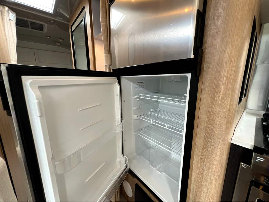 2024 AIRSTREAM POTTERY BARN 28RBT - Image 15