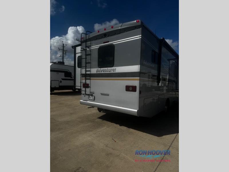 2022 WINNEBAGO 30T - Image 8