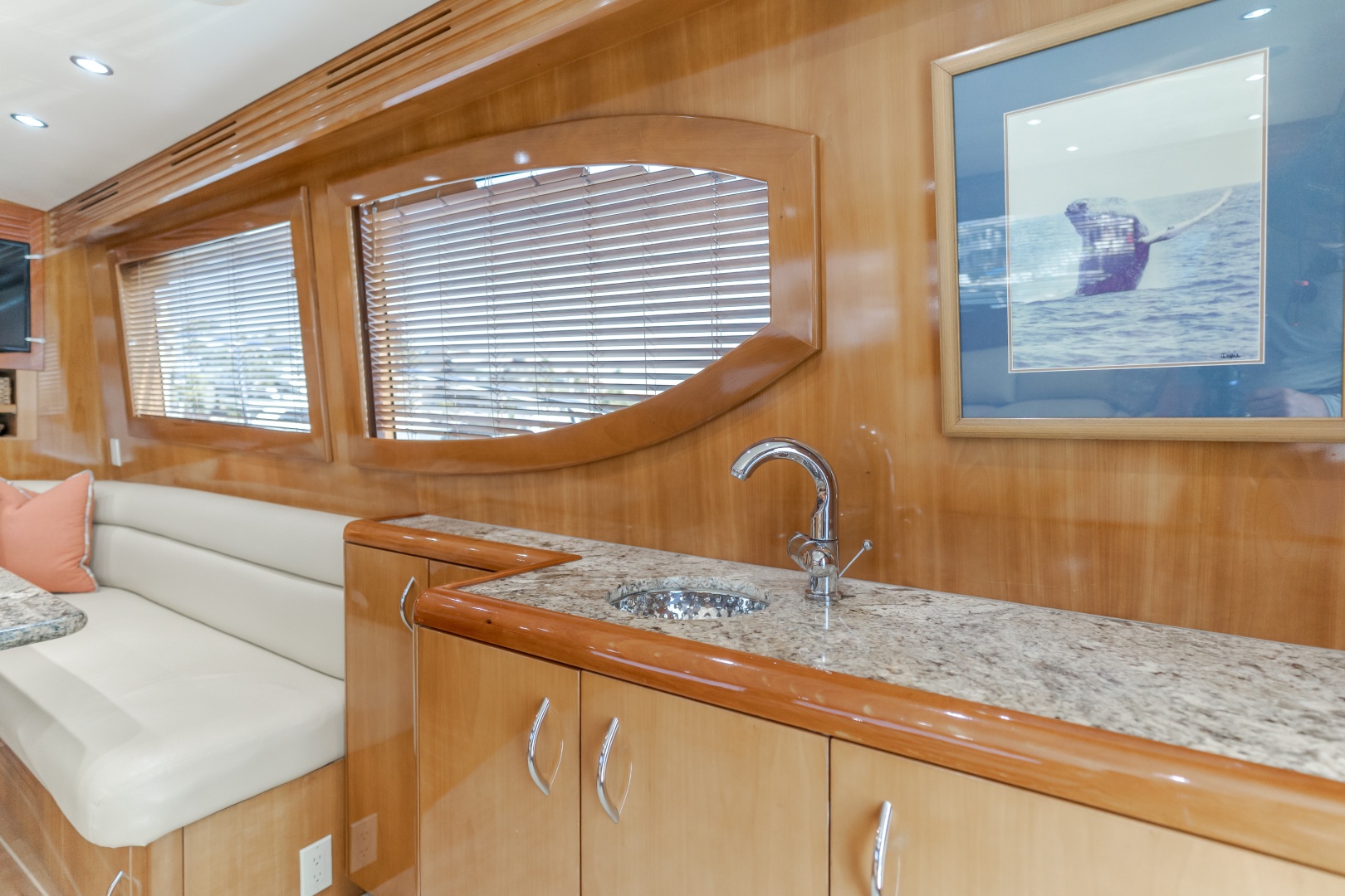 2003 Hatteras 54 Convertible - Image 7