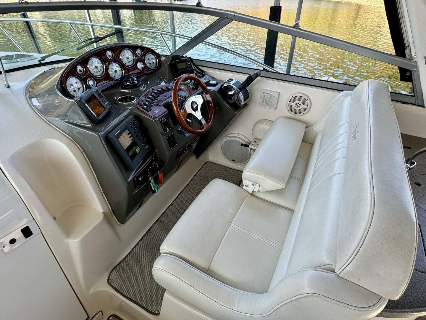 2004 Rinker 342 Fiesta Vee - Image 21