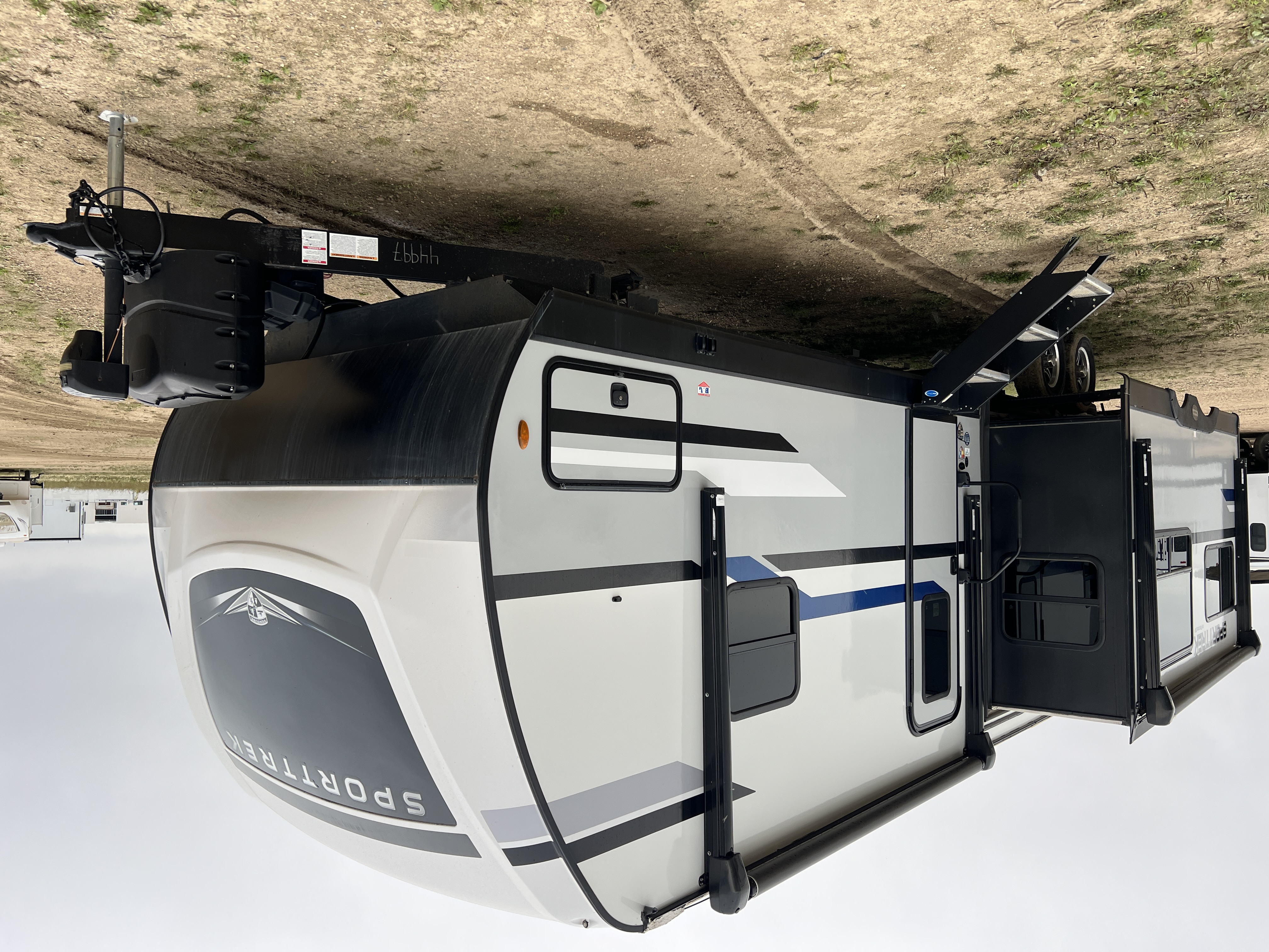 2022 VENTURE RV SPORTREK 327VIK - Image 1