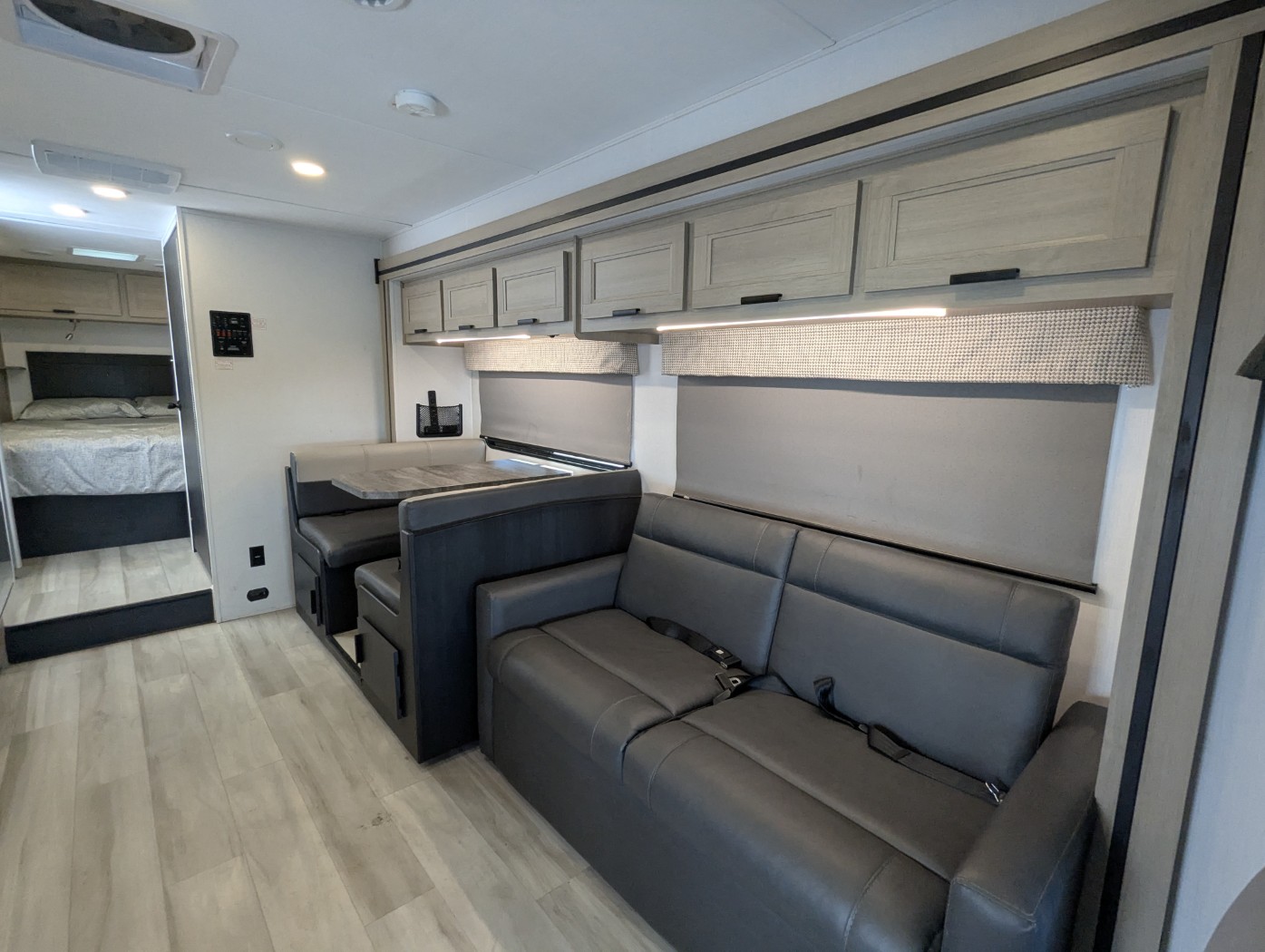2025 Forest River Sunseeker LE 2850SLE - Image 6