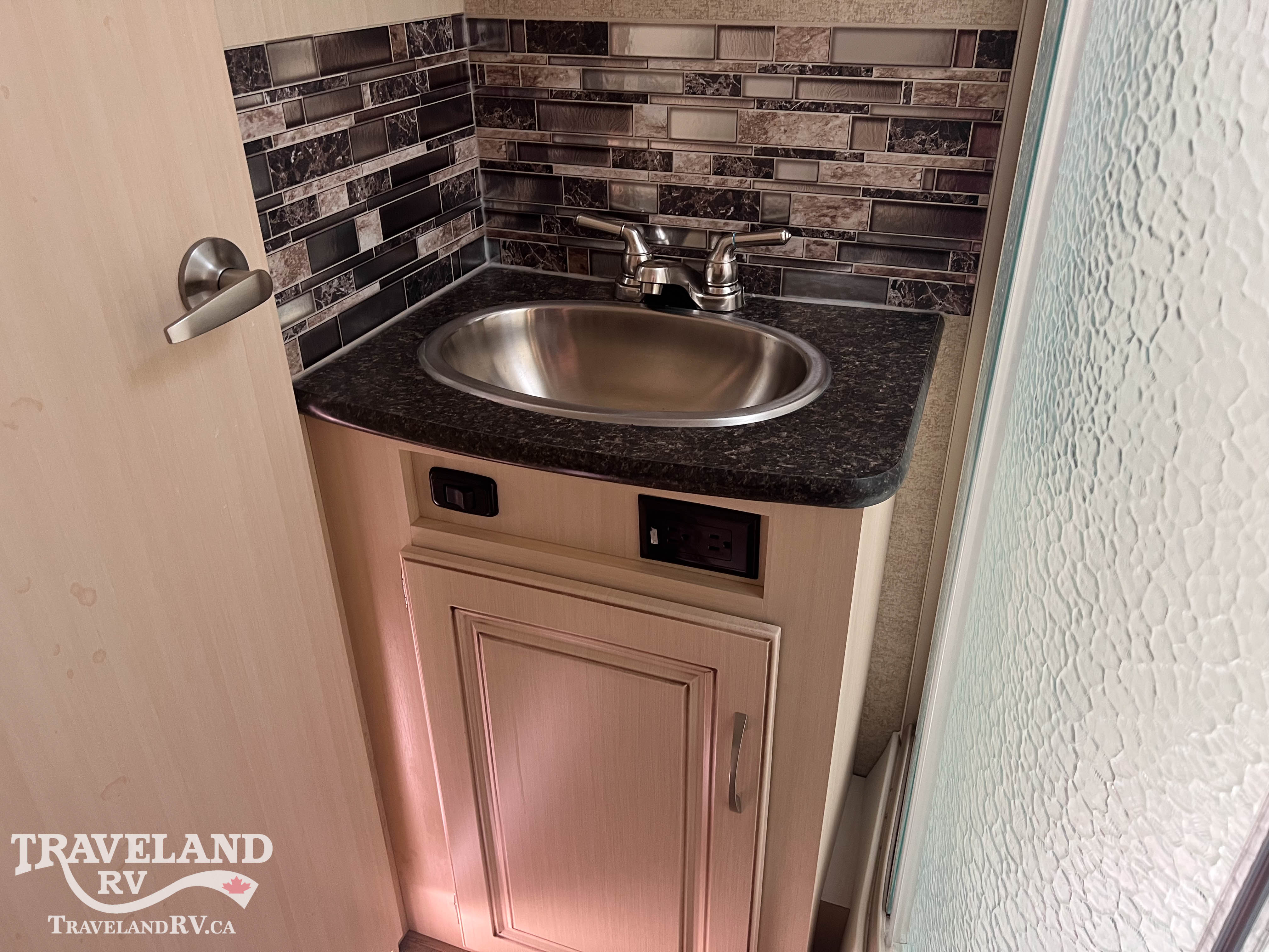 2017 WINNEBAGO MINNIE 24RKS - Image 23