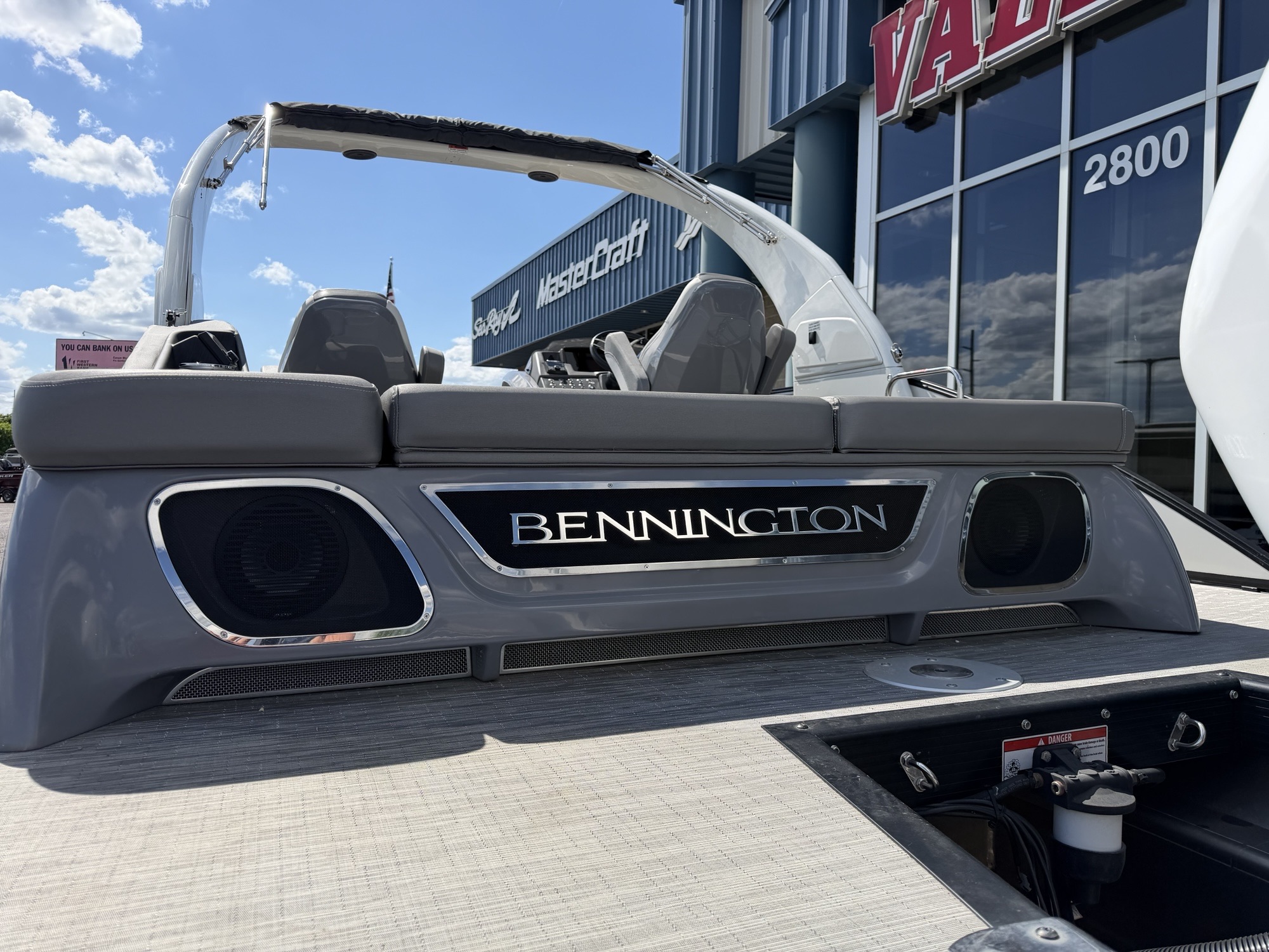 2023 Bennington 25QSBA Swingback with Power Arch - Image 10