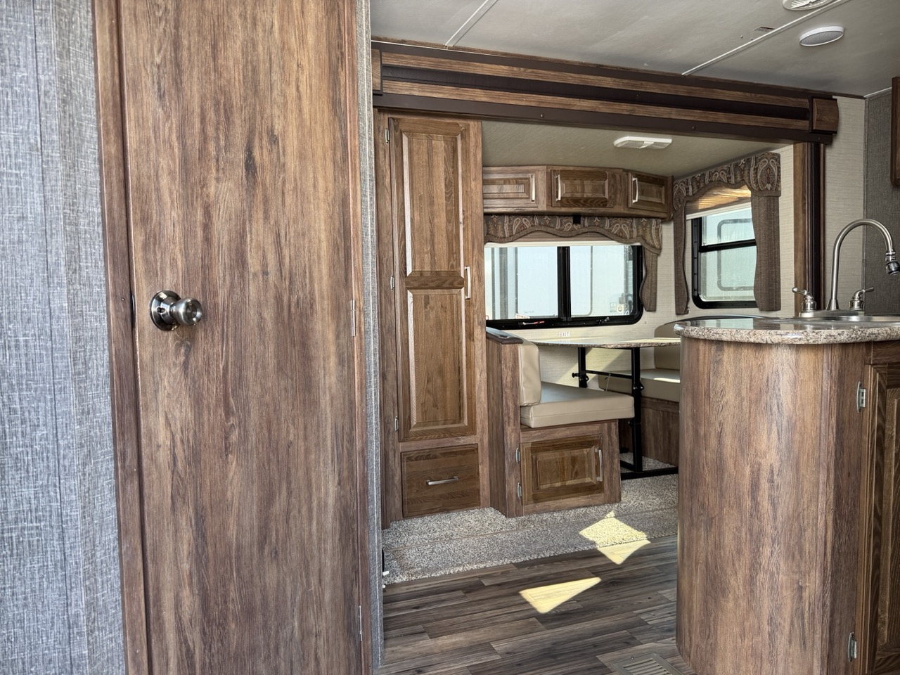2016 Keystone Cougar Half-Ton 22RBIWE - Image 3