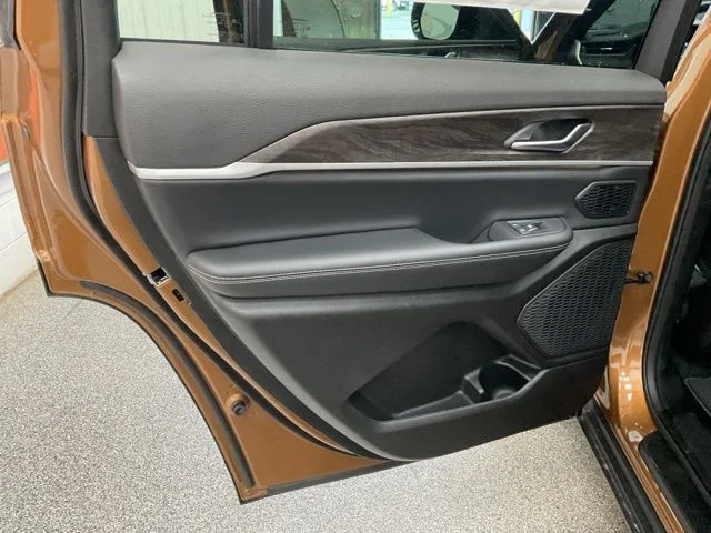 2026 Jeep Grand-Cherokee-L Laredo Altitude 4x4 - Image 34