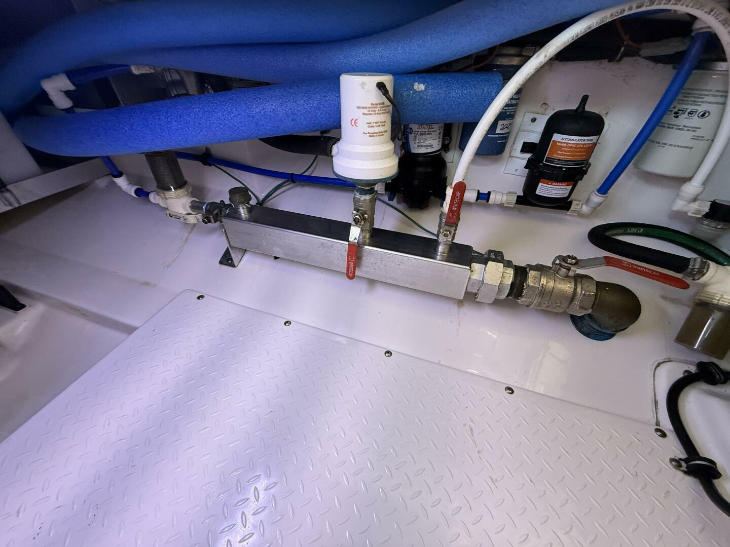 2012 Everglades 350 LX - Image 85