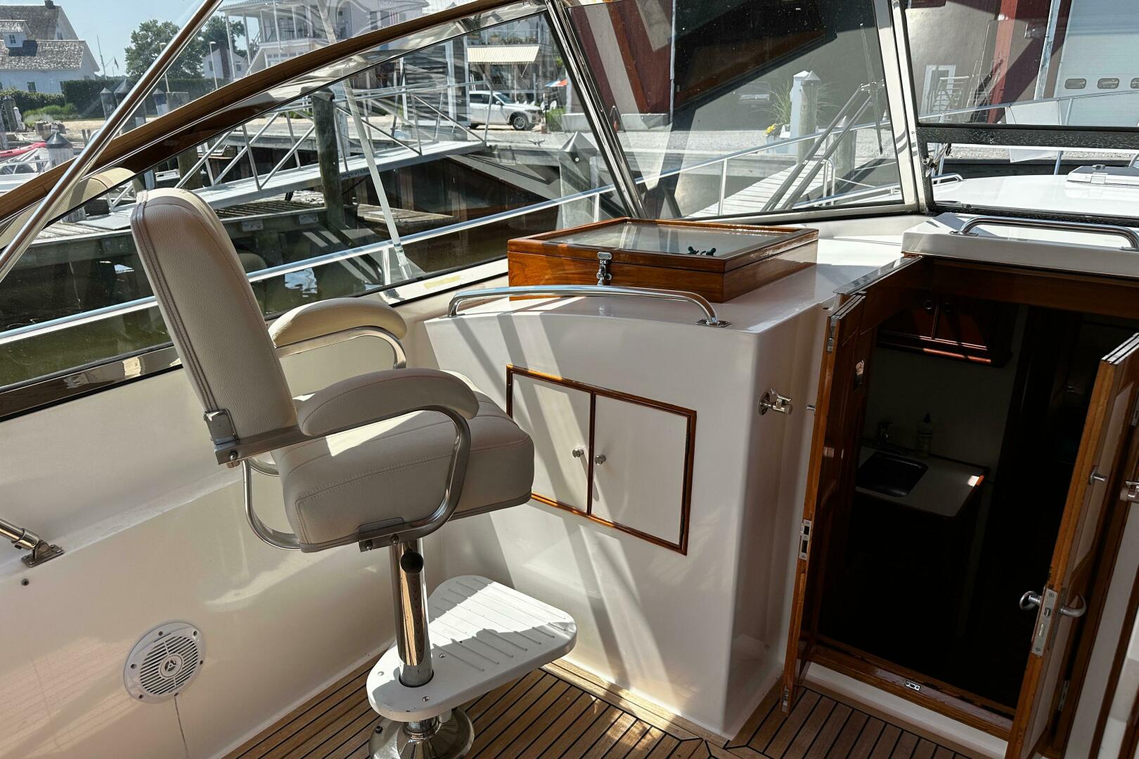1995 Grand Banks 38 Eastbay EX - Image 8