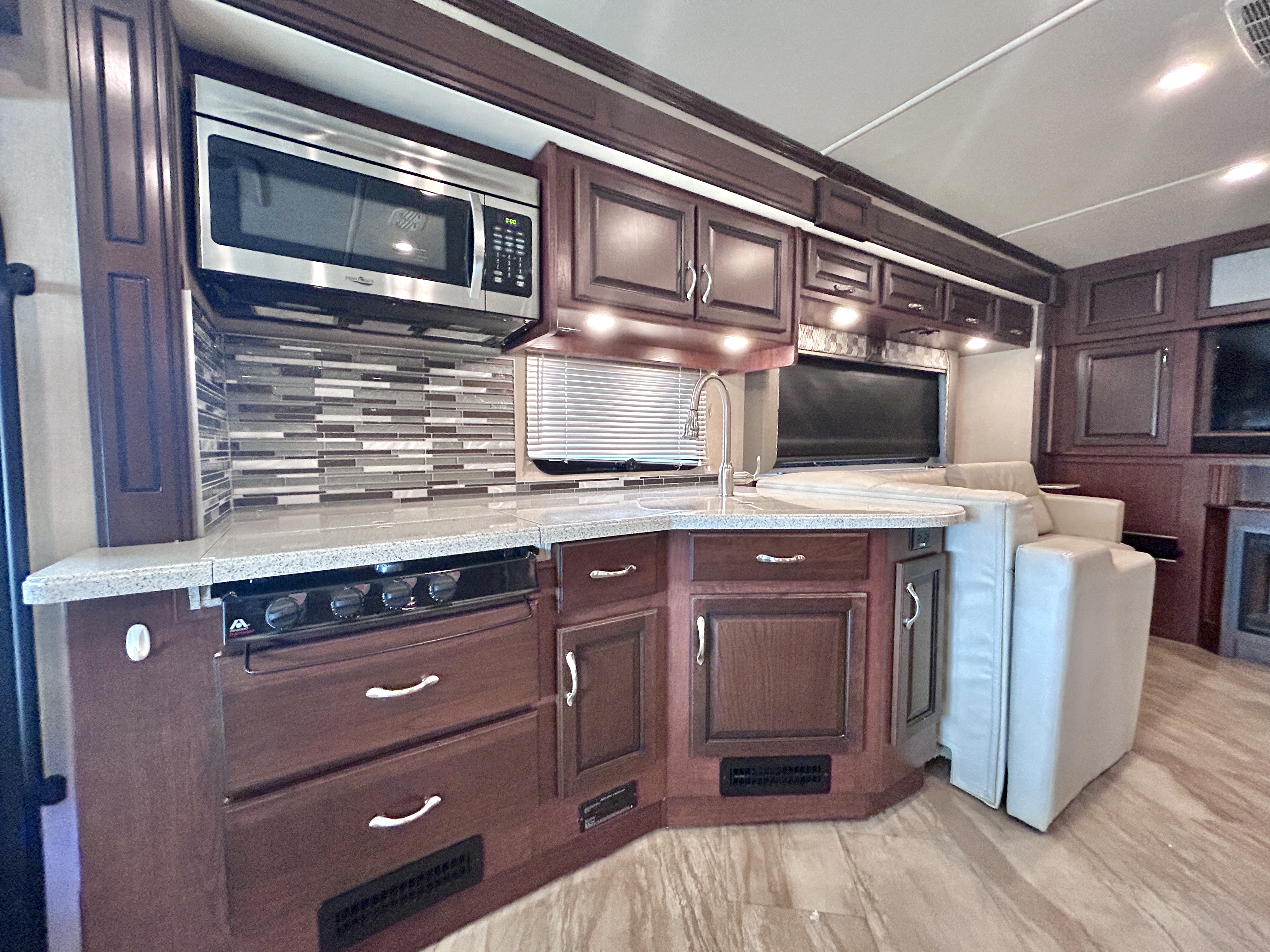 2017 Fleetwood Bounder 36Y - Image 18