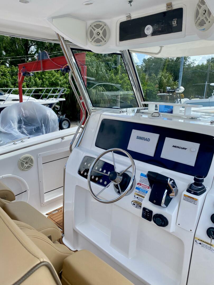 2023 Fishing Raptor 390 Solarium - Image 11