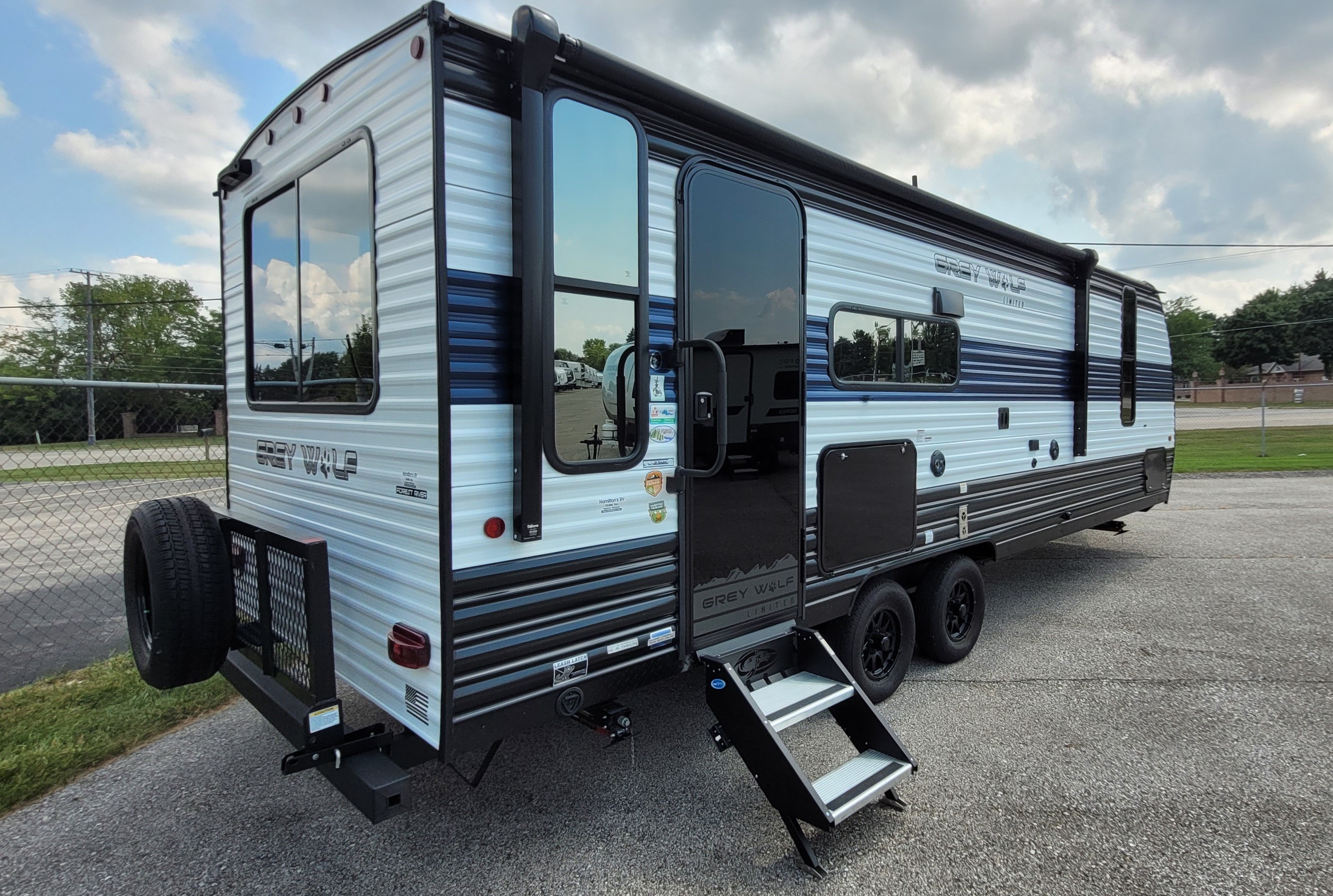 2024 Forest River Cherokee Grey Wolf 23MK - Image 2