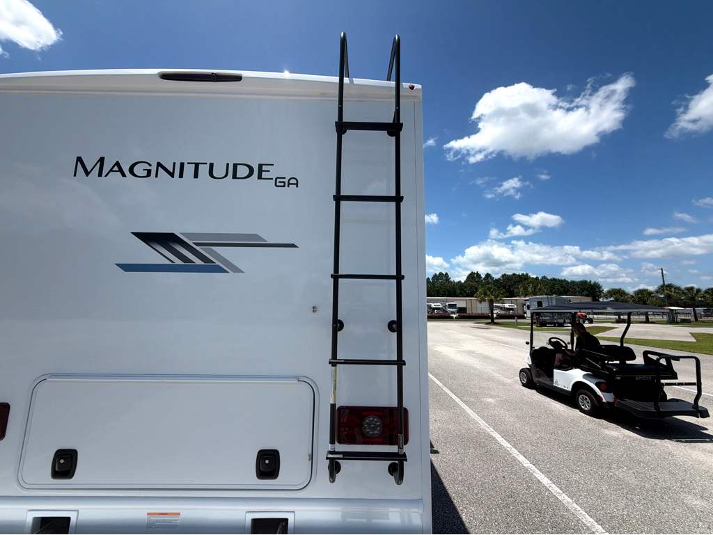 2027 THOR MOTOR COACH MAGNITUDE GA28 - Image 14