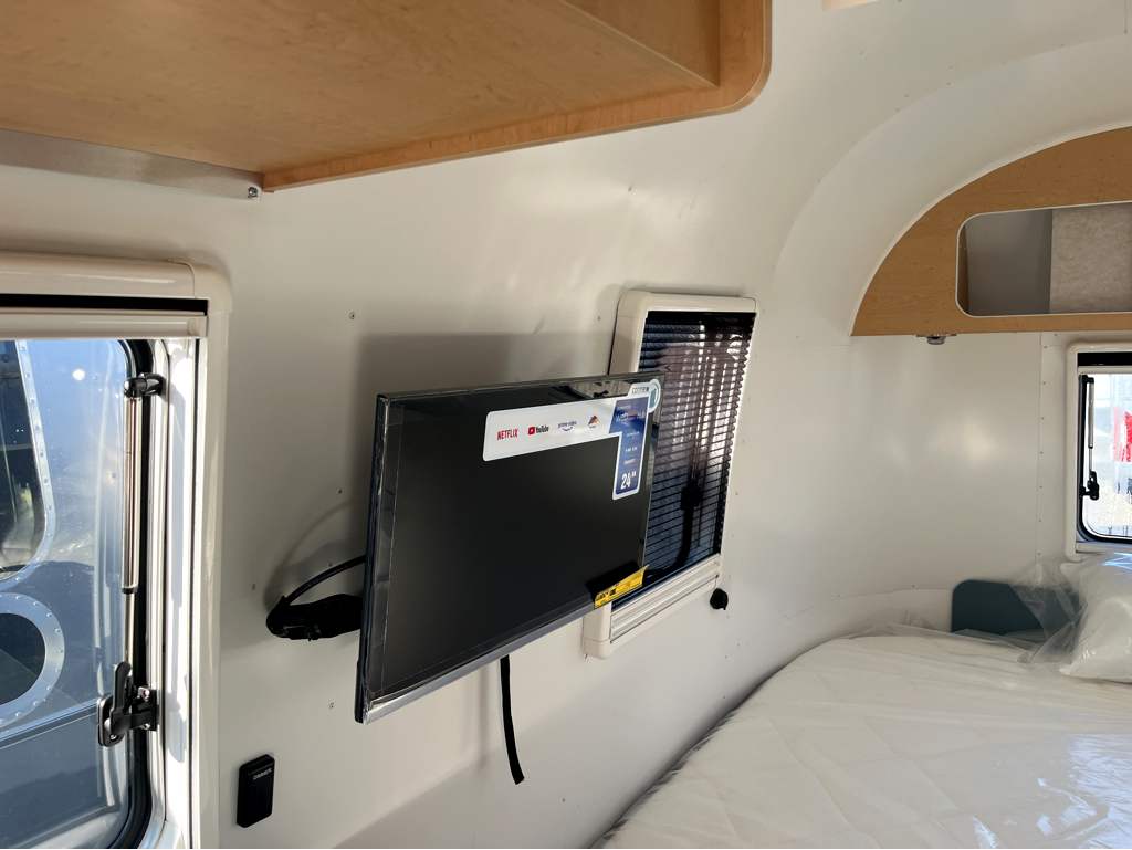 2026 AIRSTREAM WORLD TRAVELERUSA 22RB - Image 16