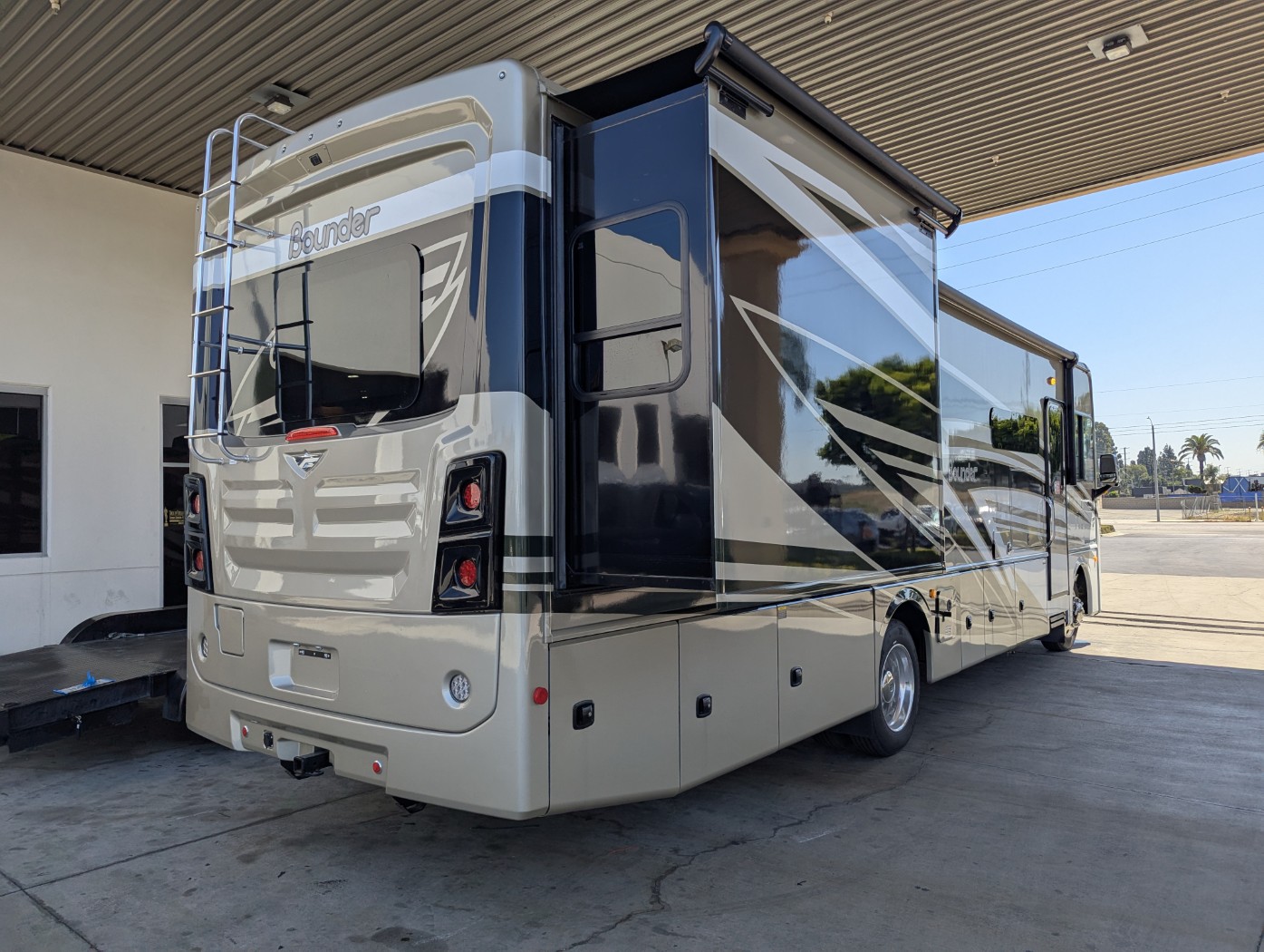 2026 Fleetwood Bounder 33C - Image 5