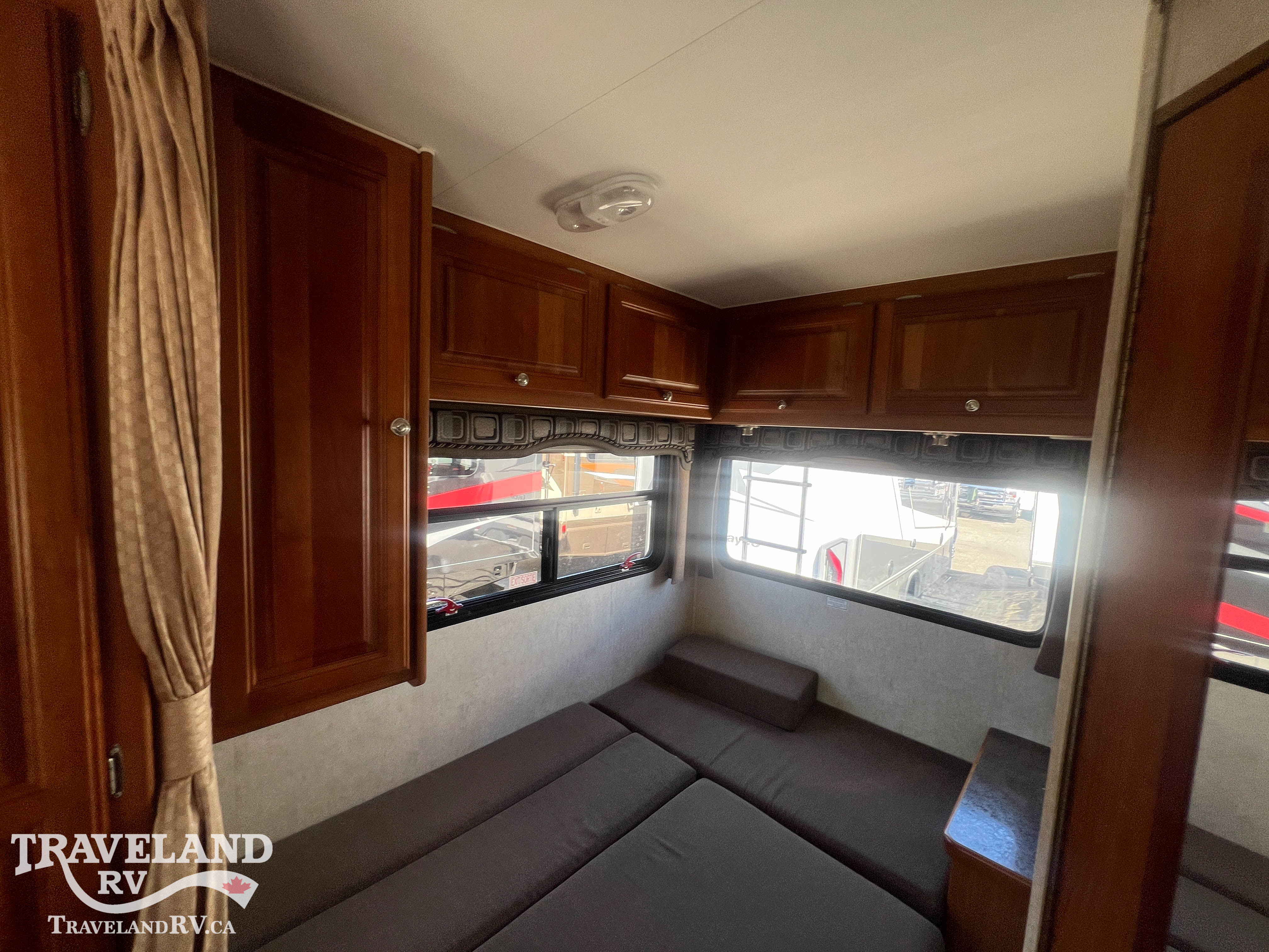 2010 TRIPLE E REGAL C21 HMS - Image 24