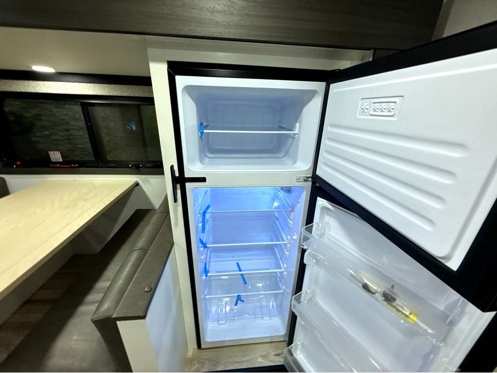 2027 VENTURE RV SPORTTREK STINGER 232VRL - Image 13