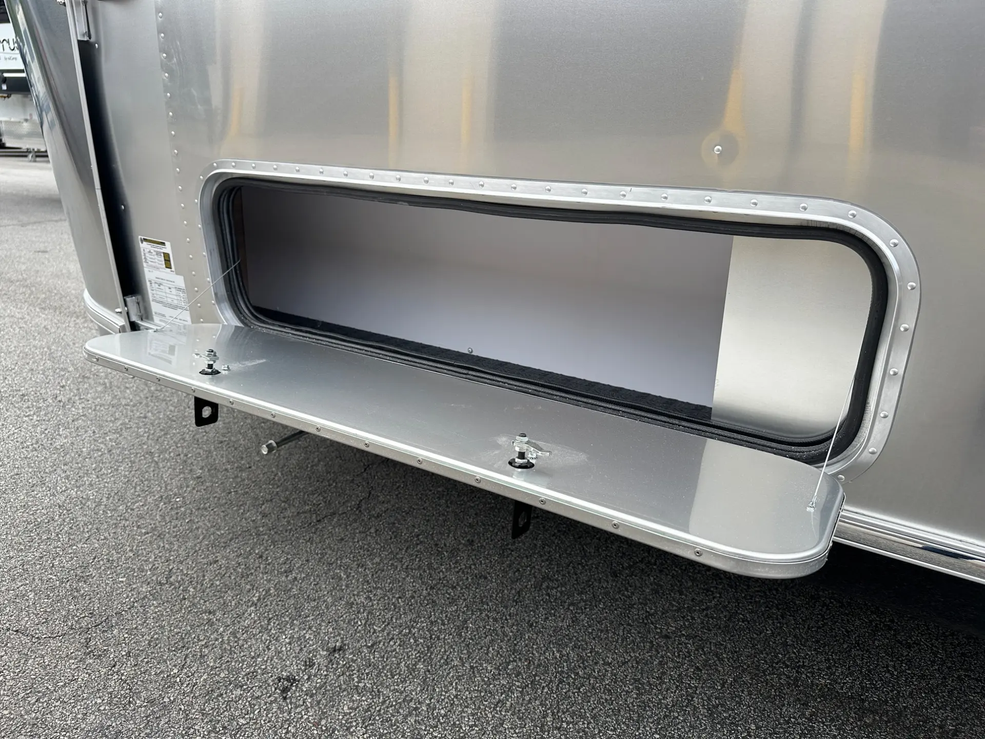 2027 Airstream Flying Cloud 30FB Bunk - Image 10