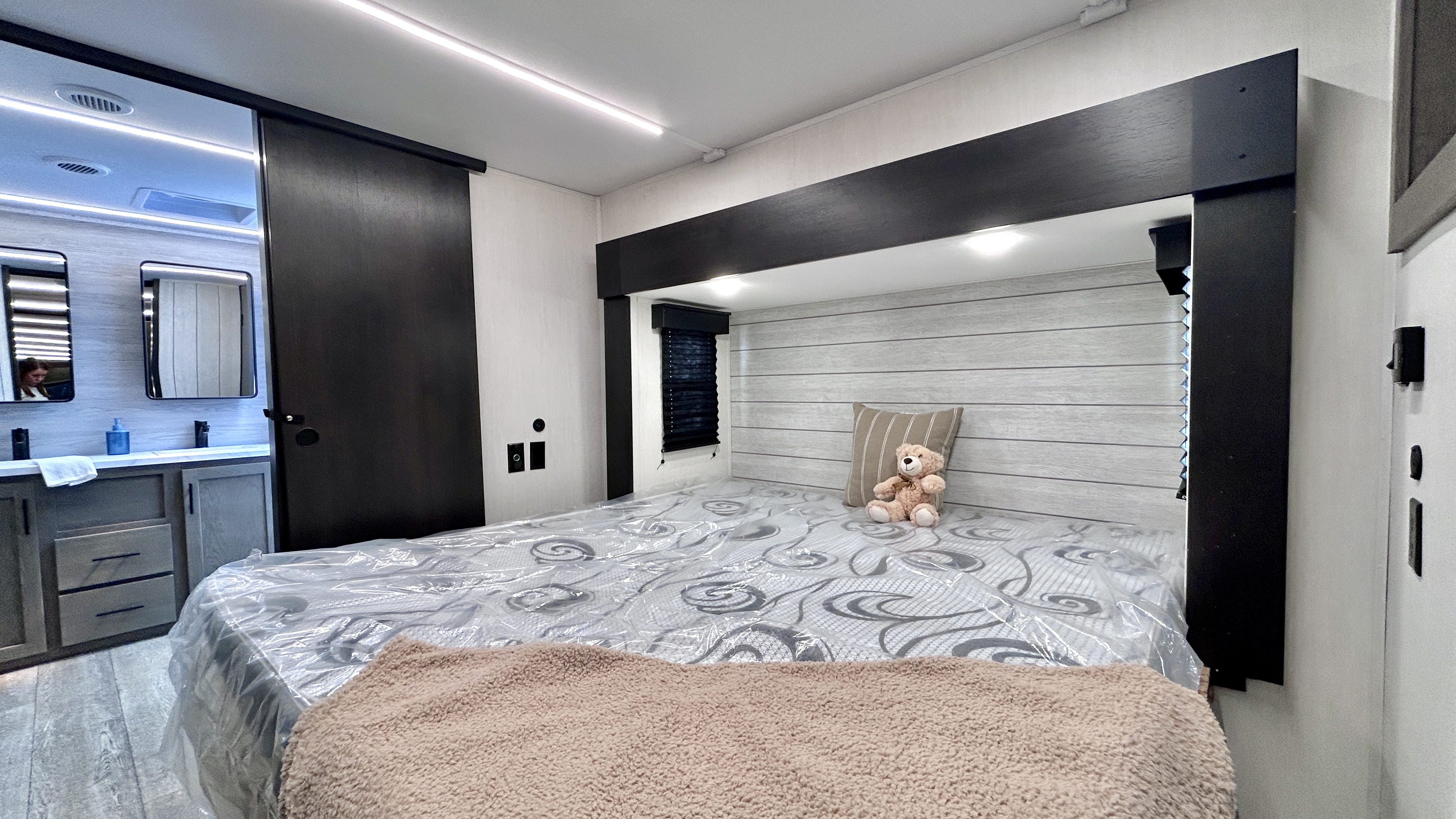 2025 Forest River ARCTIC WOLF 3950SUITE - Image 22