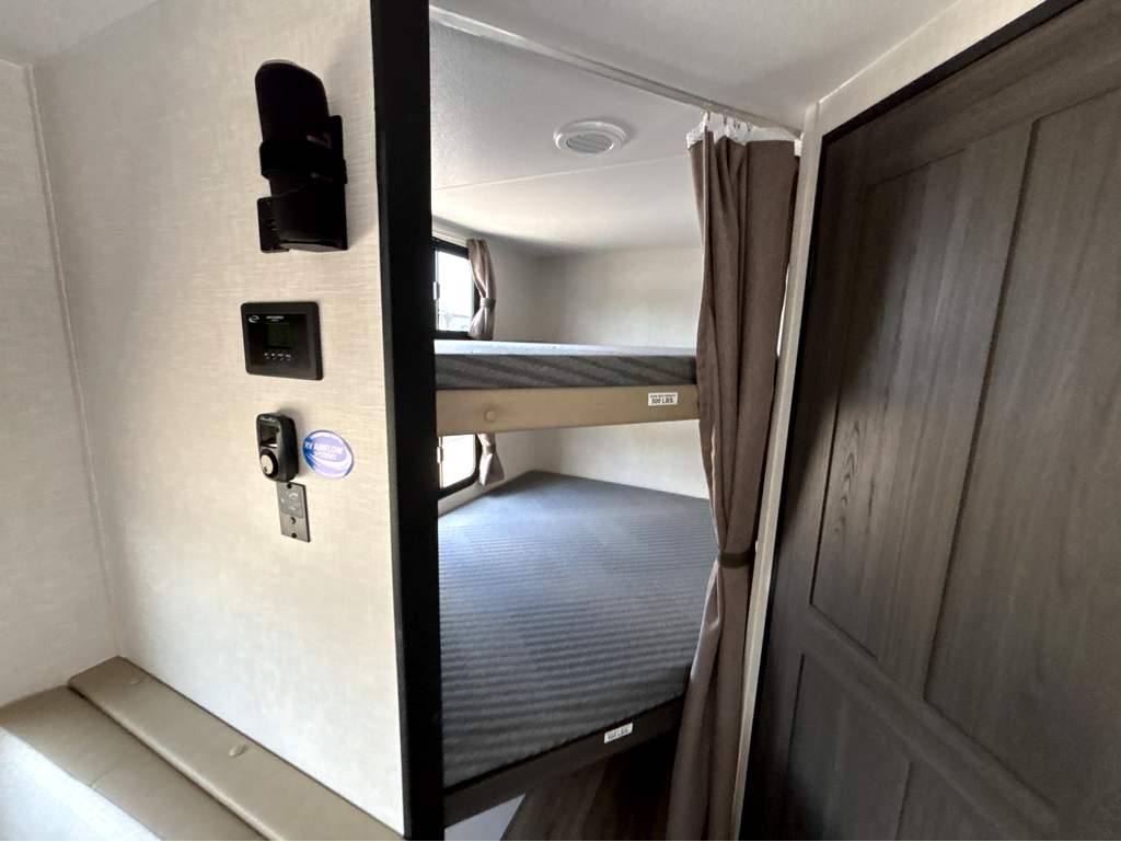 2026 VENTURE RV STRATUS 302VBH - Image 12