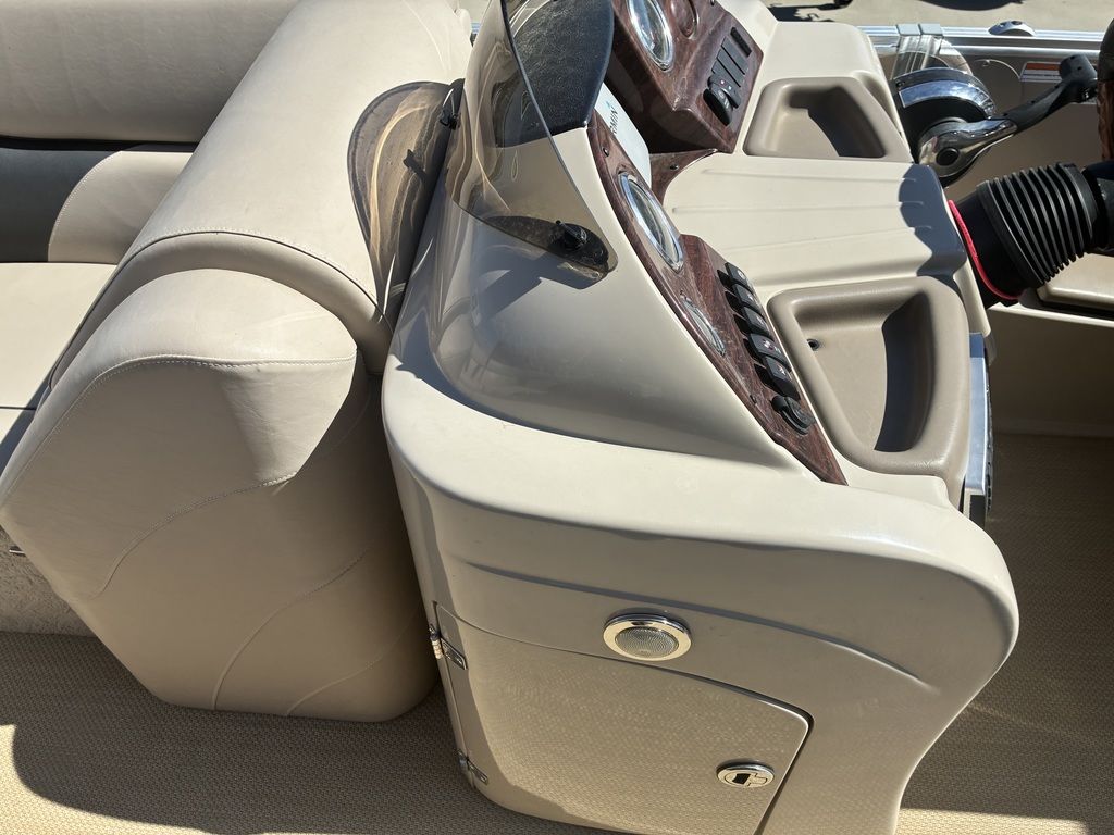 2014 Avalon C SERIES WIND JAMMER 24 - Image 17