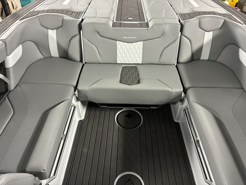 2026 MasterCraft XT24 - Image 25
