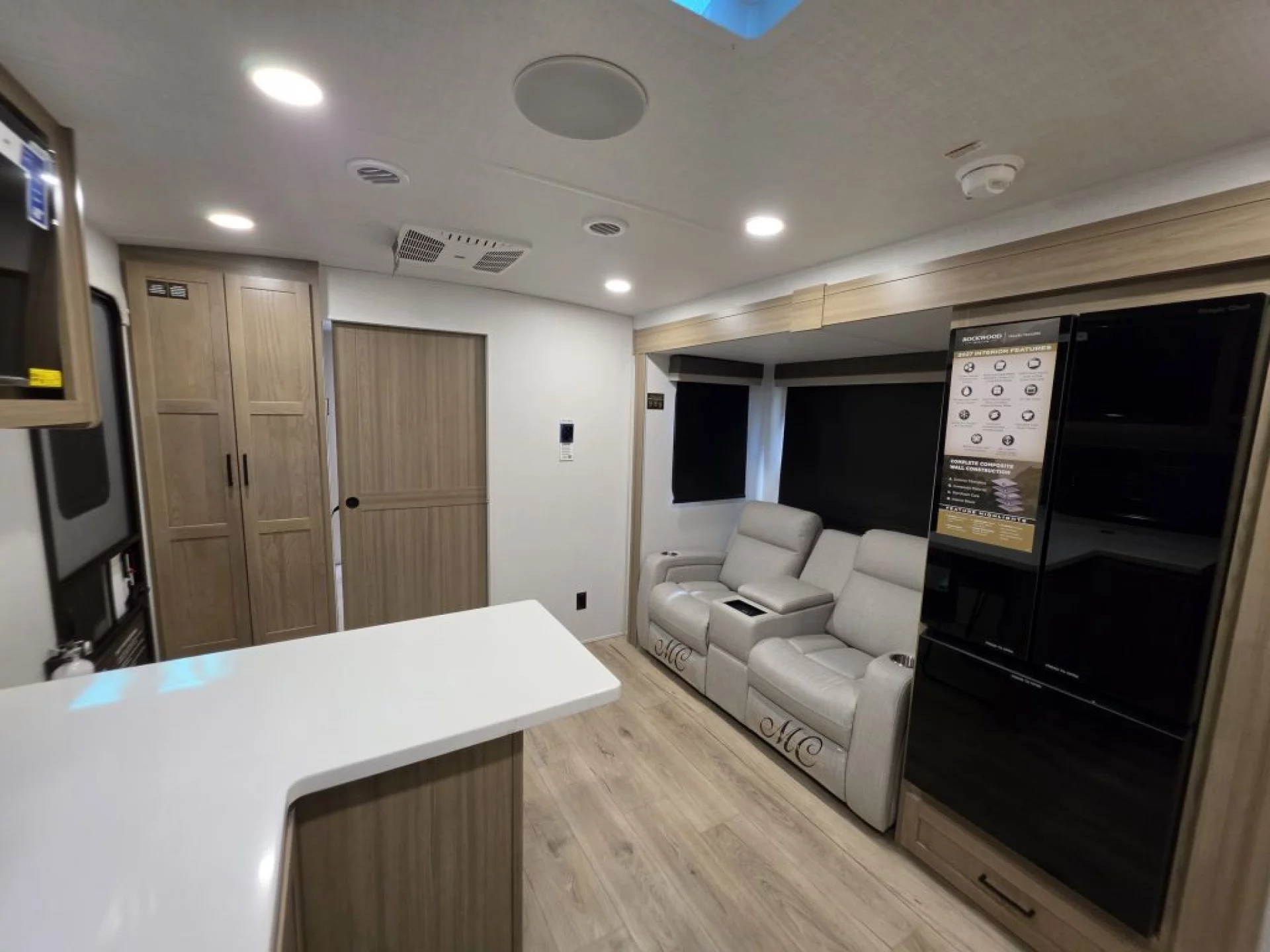 2027 FOREST RIVER ROCKWOOD ULTRA LITE 2623MBR - Image 13