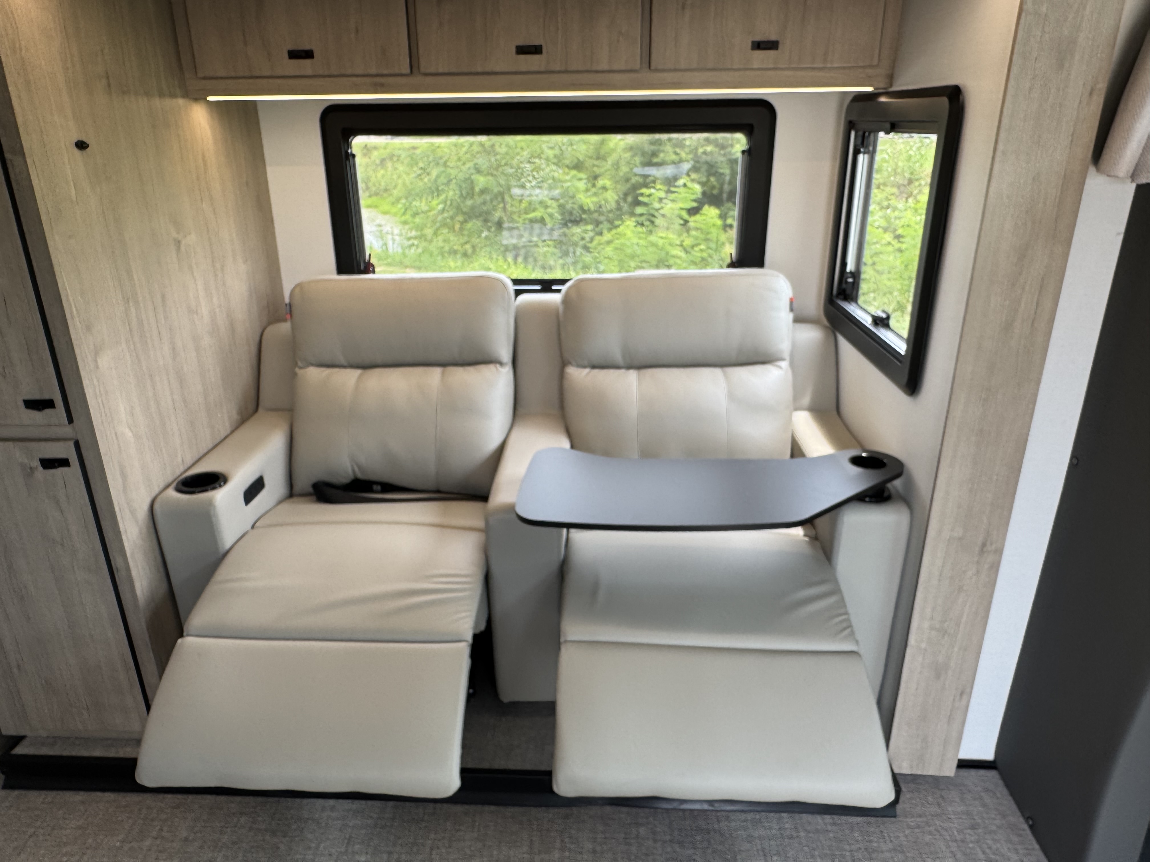 2027 Grand Design Lineage Series M 25FW - Image 24
