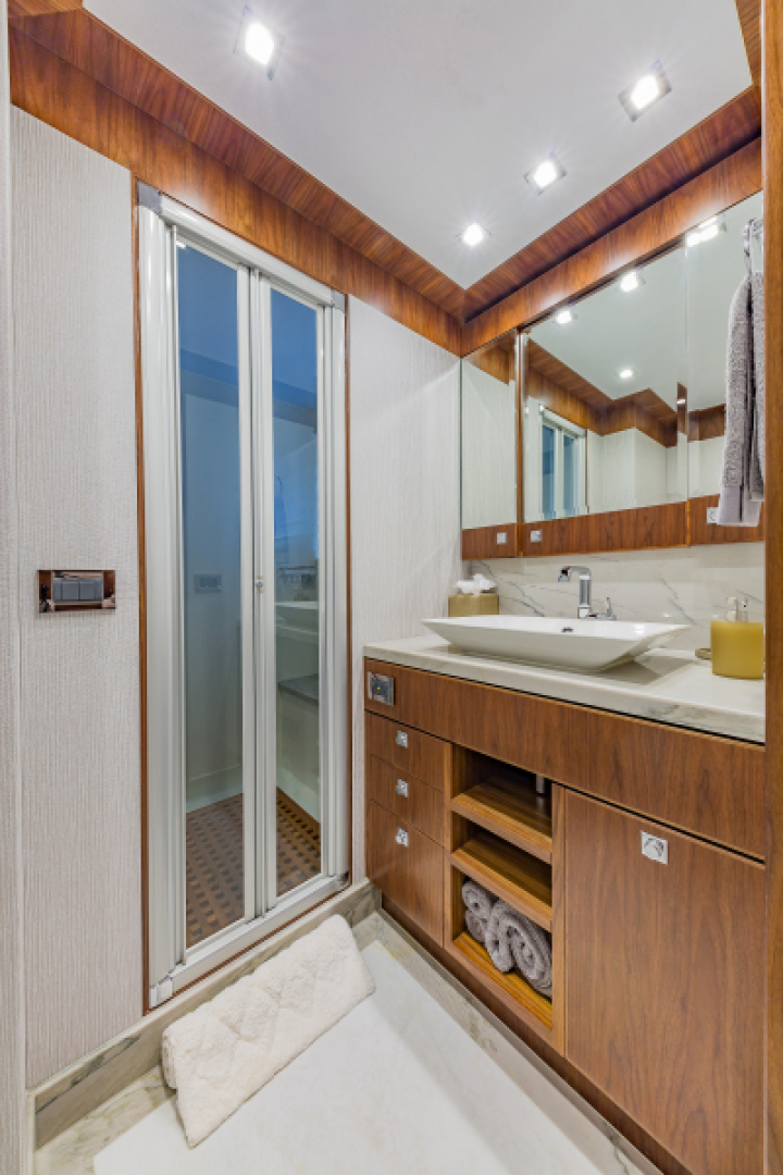2018 Hargrave Raised Pilothouse - Image 43