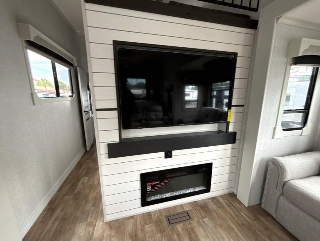 2025 CROSSROADS REDWOOD REGENCY 3881FKL - Image 17