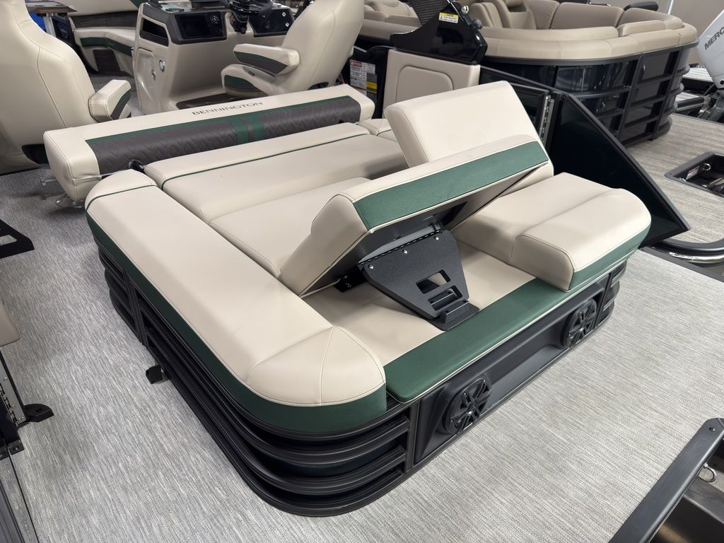 2026 Bennington 24MCSB Carbon Fiber Arch Tritoon Pontoon - Image 81