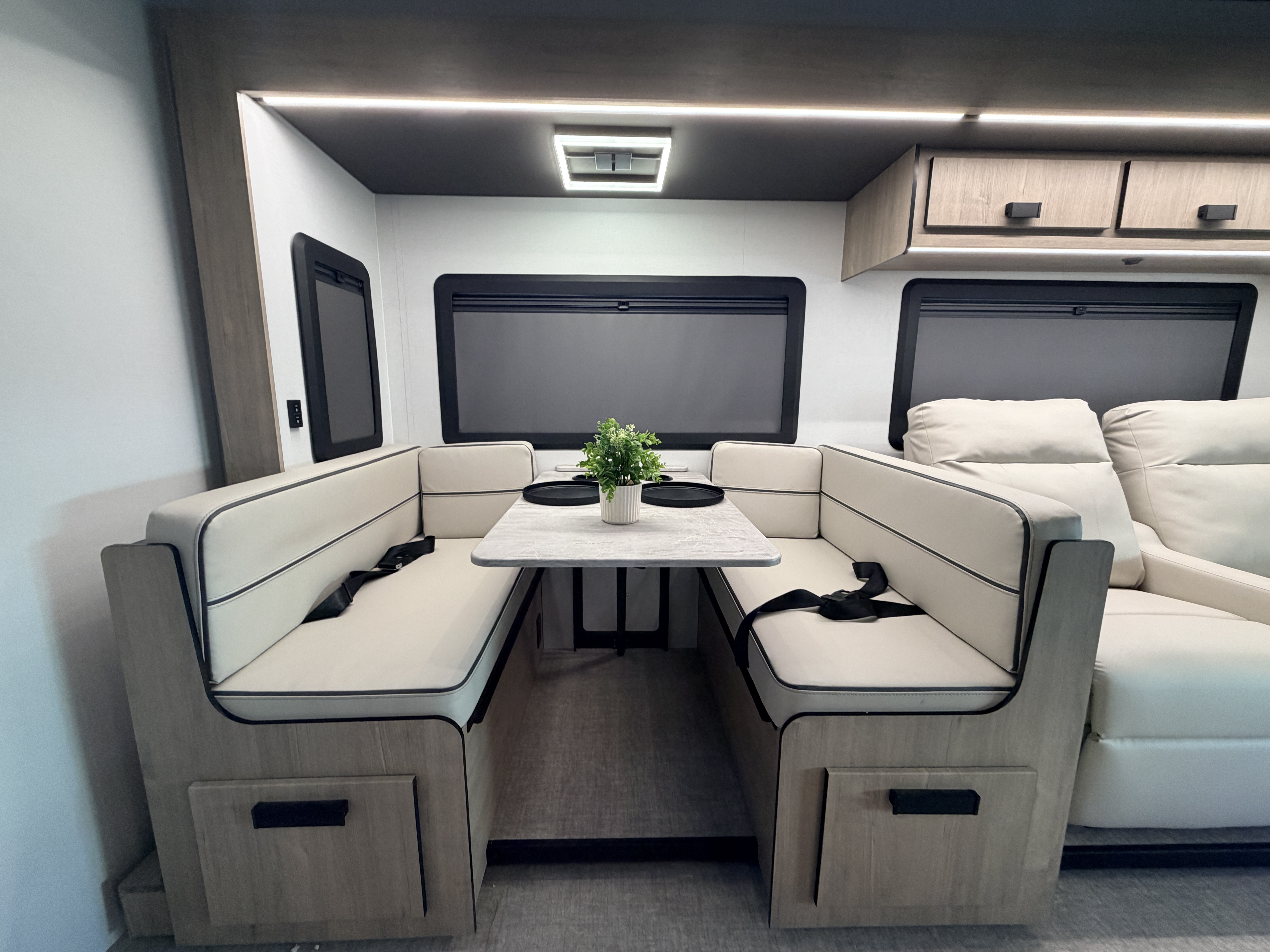 2027 Grand Design LINEAGE SERIES E 30DC - Image 12