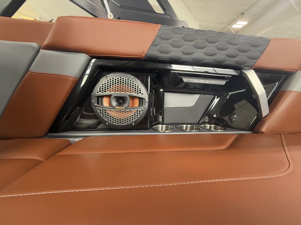 2025 MasterCraft XT22 - Image 27