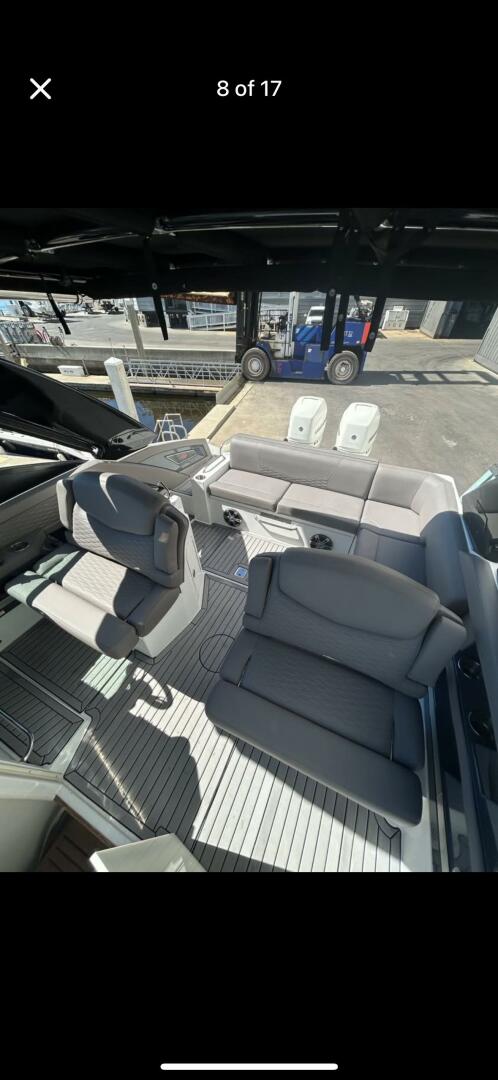 2019 Cruisers Yachts 338 - Image 4