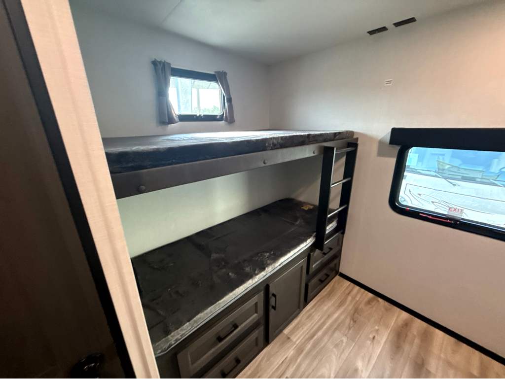2027 VENTURE RV SPORTTREK 354VBH - Image 23