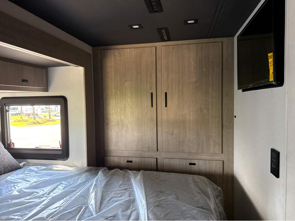 2027 GRAND DESIGN LINEAGE SERIES F 31ZW - Image 23