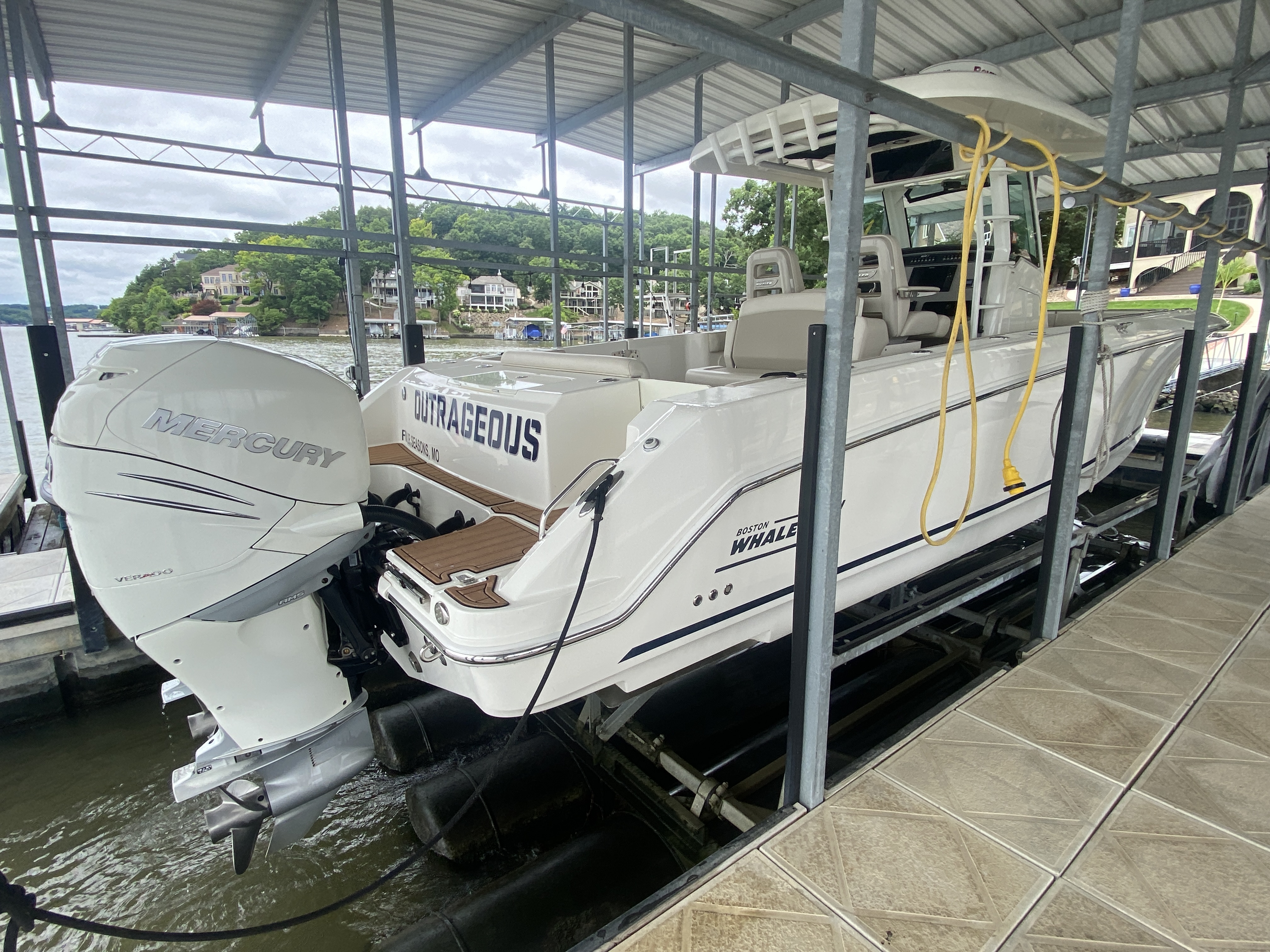 2016 Boston Whaler 330 Outrage - Image 9