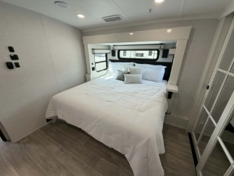 2027 JAYCO PINNACLE 32RLTS - Image 25