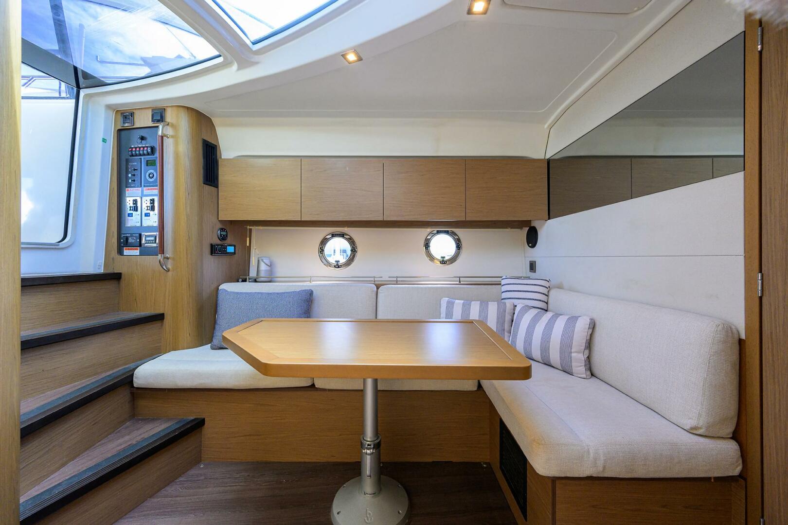 2003 Jupiter 31 Cuddy - Image 9
