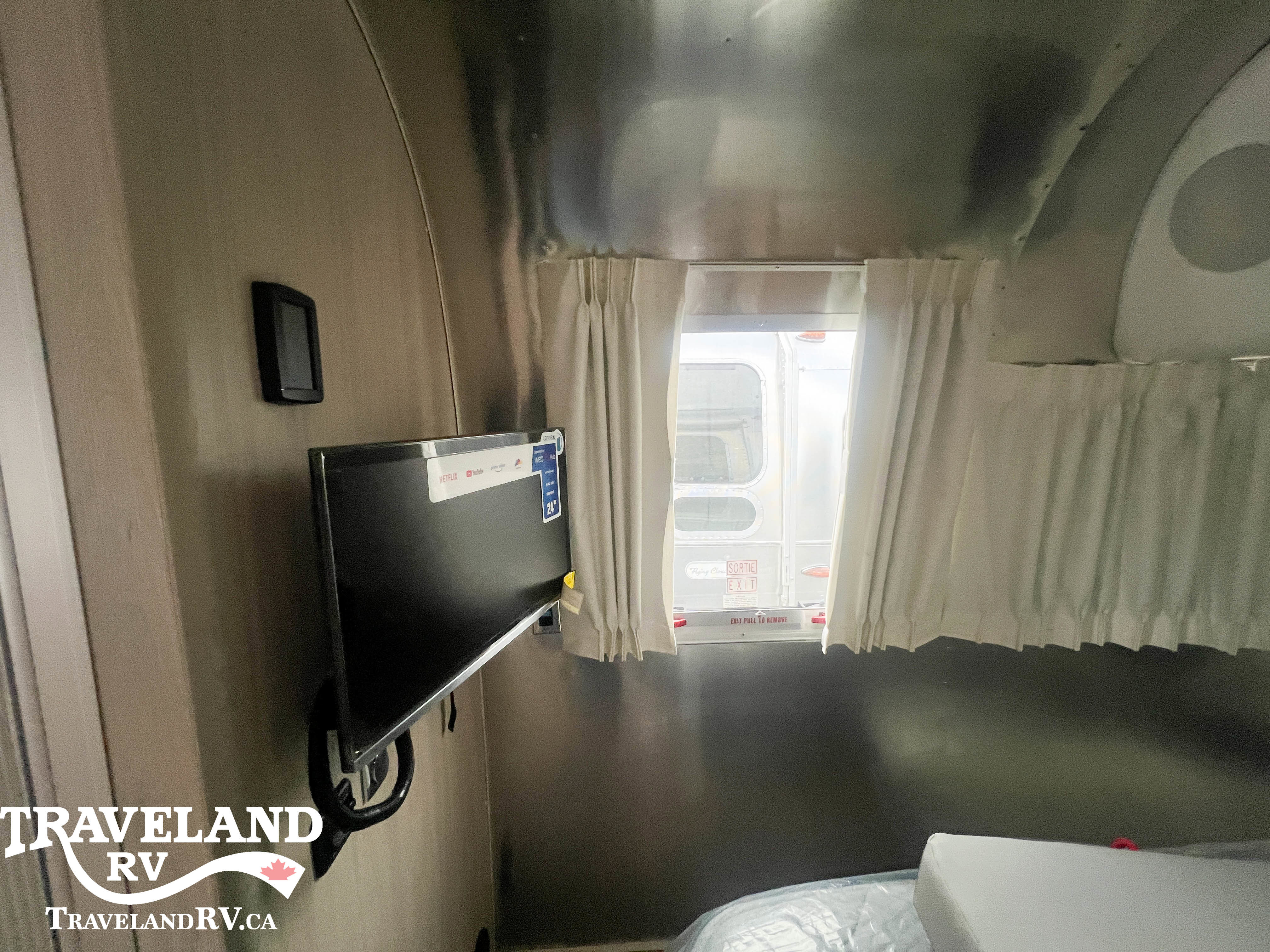 2025 Airstream Globetrotter 25FB - Image 9