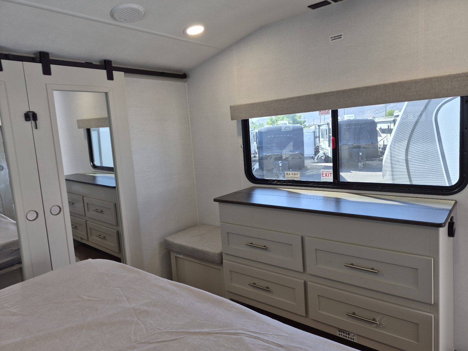 2027 Alliance RV Avenue 32RLS - Image 15