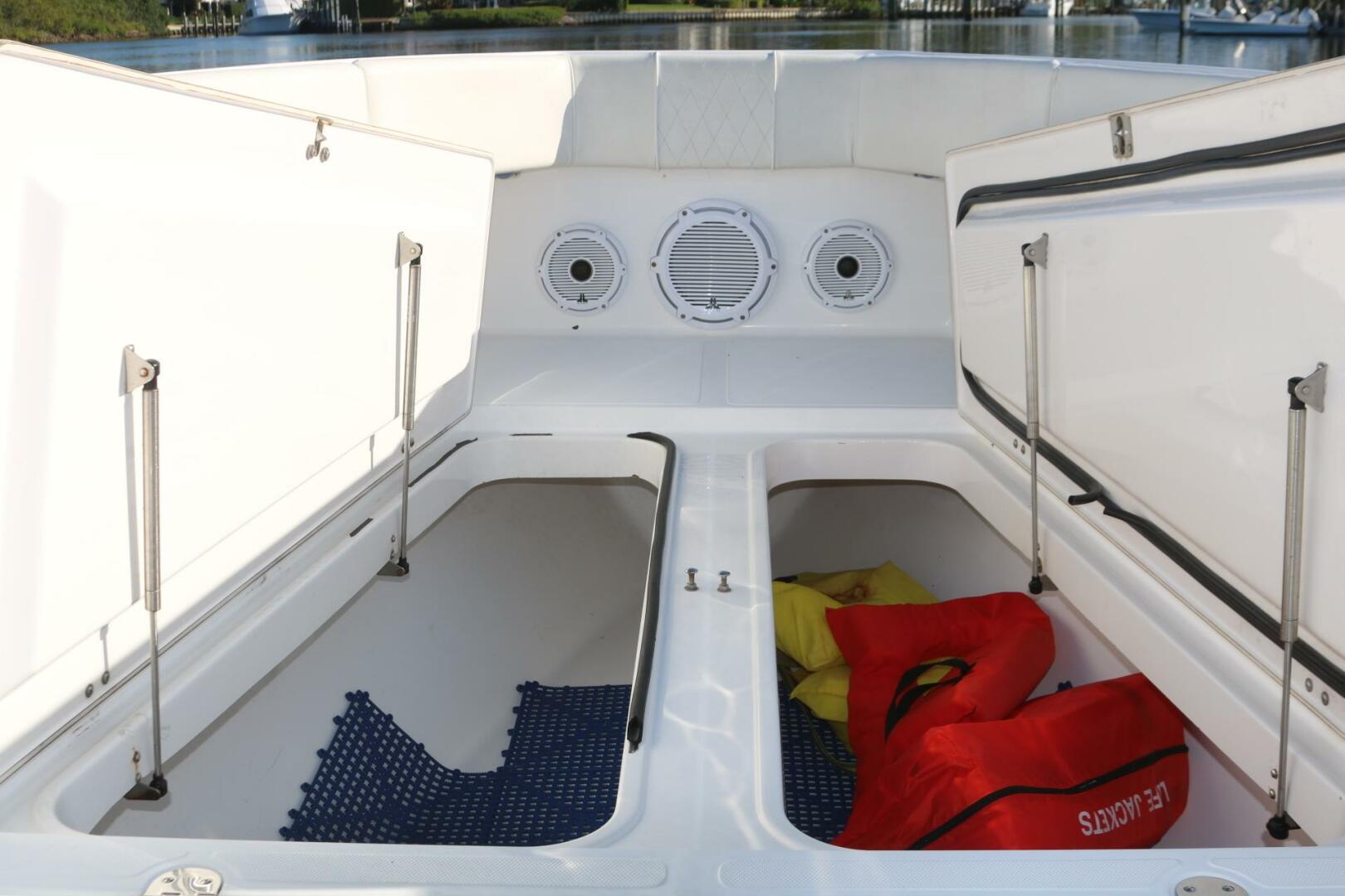 2008 Venture 39 Center Console - Image 3