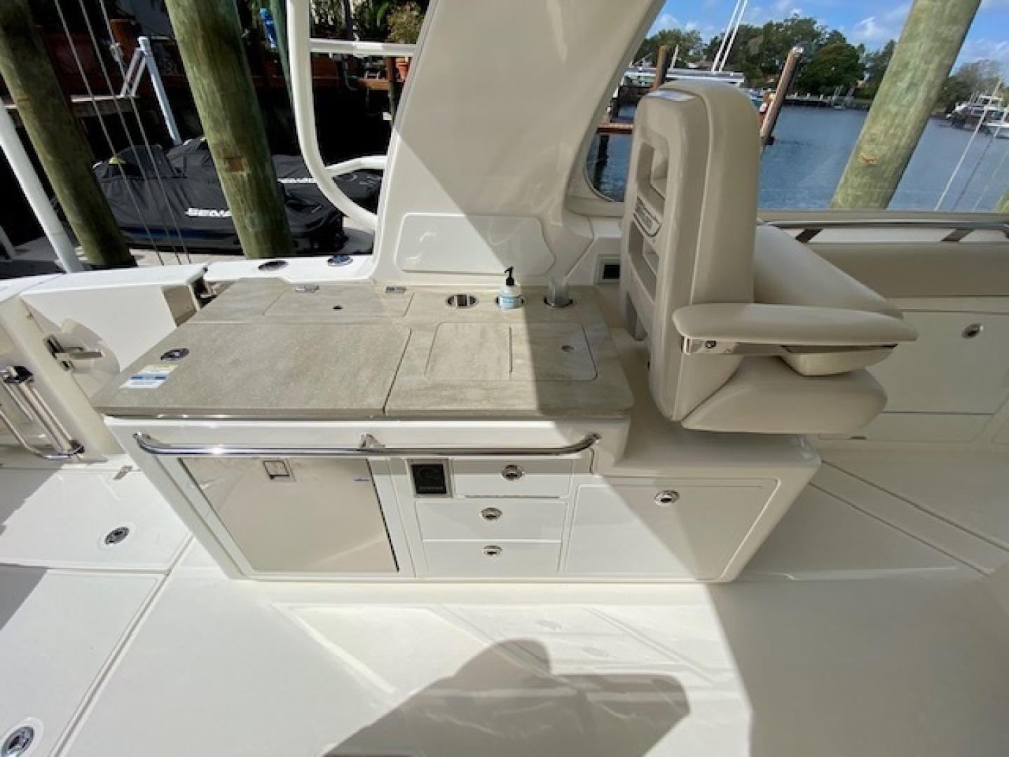 2020 Boston Whaler 380 Realm - Image 14